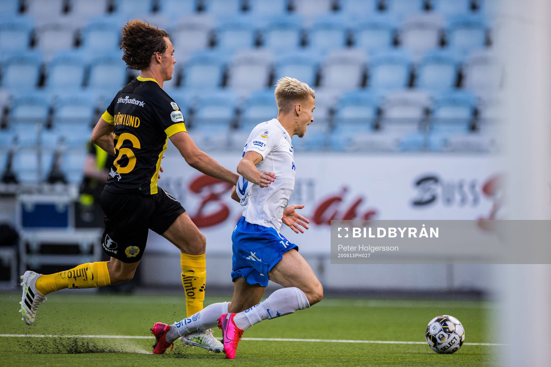 IFK Norrköpings Pontus Almqvist fälls av Hammarbys Kalle
