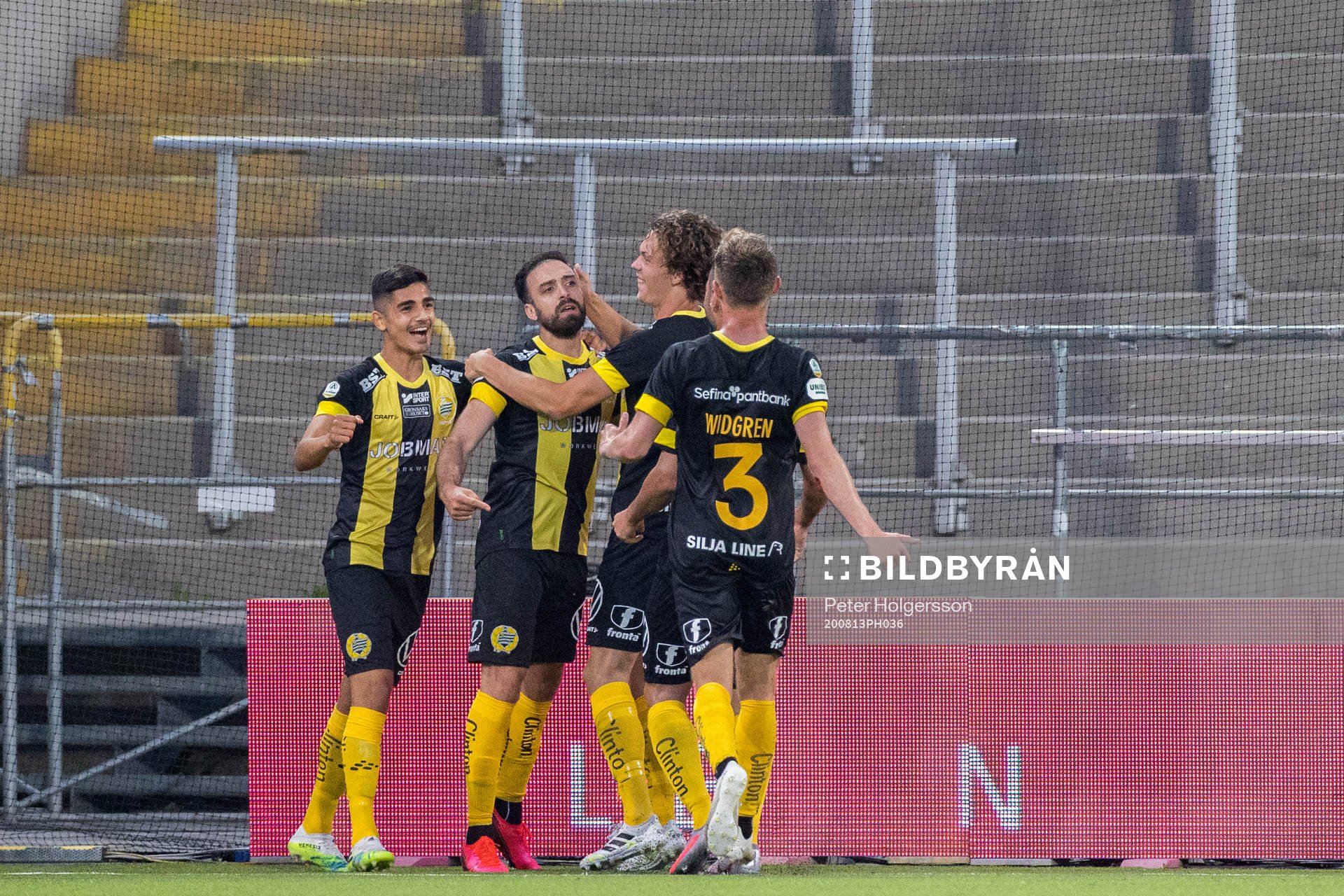 Hammarbys Abdul Khalili jublar med lagkamrater