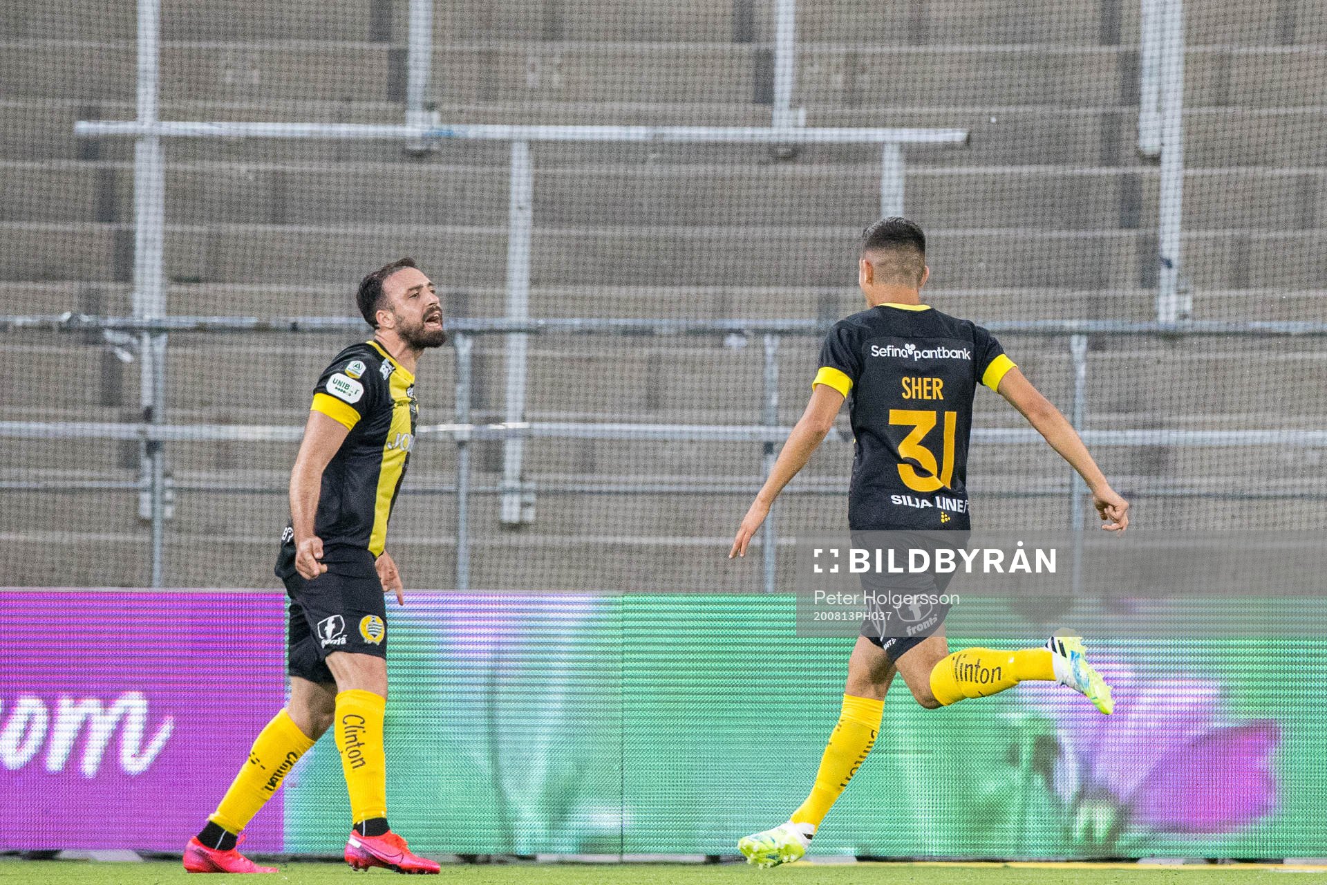 Hammarbys Abdul Khalili jublar med lagkamrater