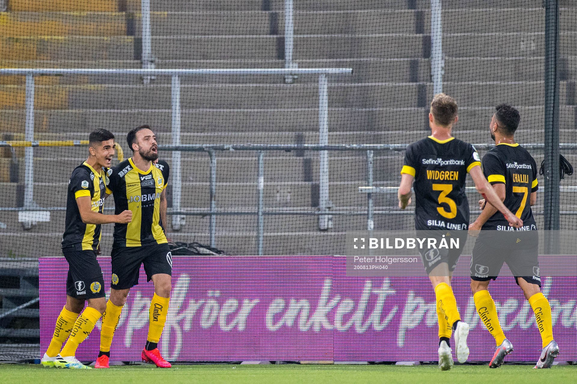 Hammarbys Abdul Khalili jublar med lagkamrater