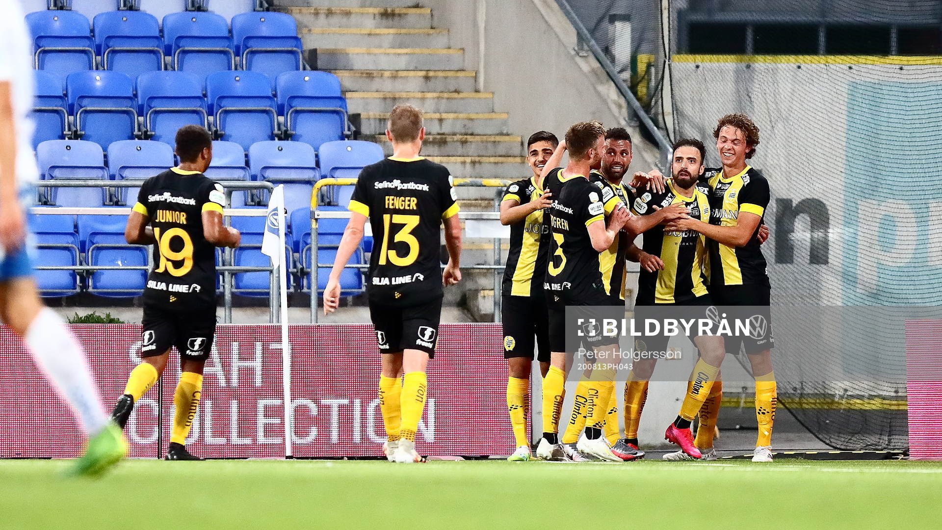 Hammarbys Abdul Khalili jublar med bland andra Kalle