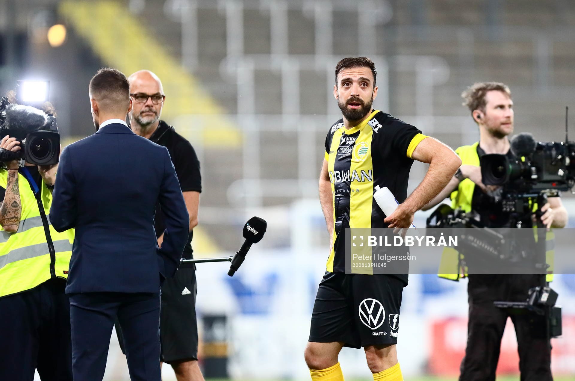 Hammarbys Abdul Khalili blir intervjuad