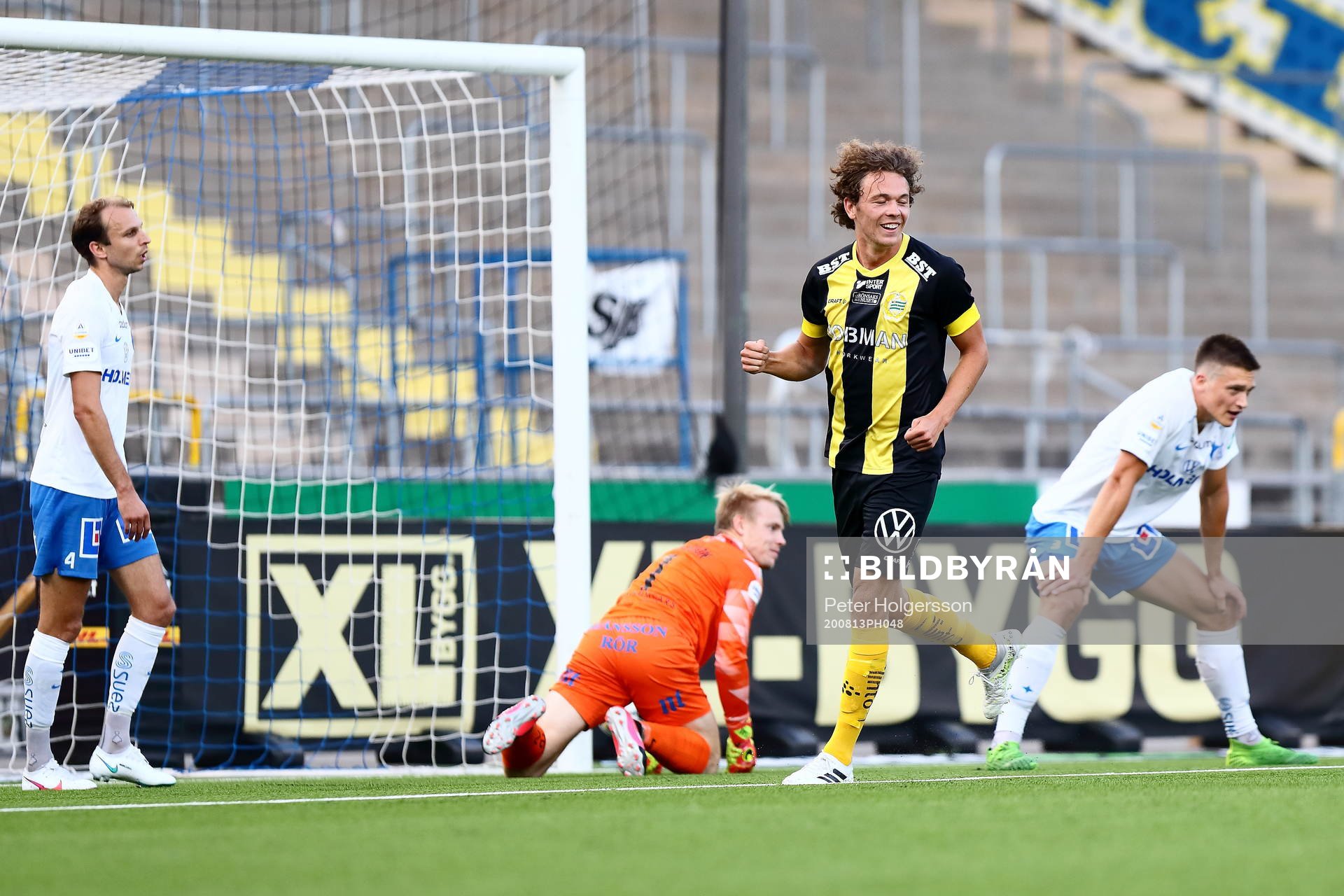 Hammarbys Kalle Björklund har gjort mål 0-1 och jublar