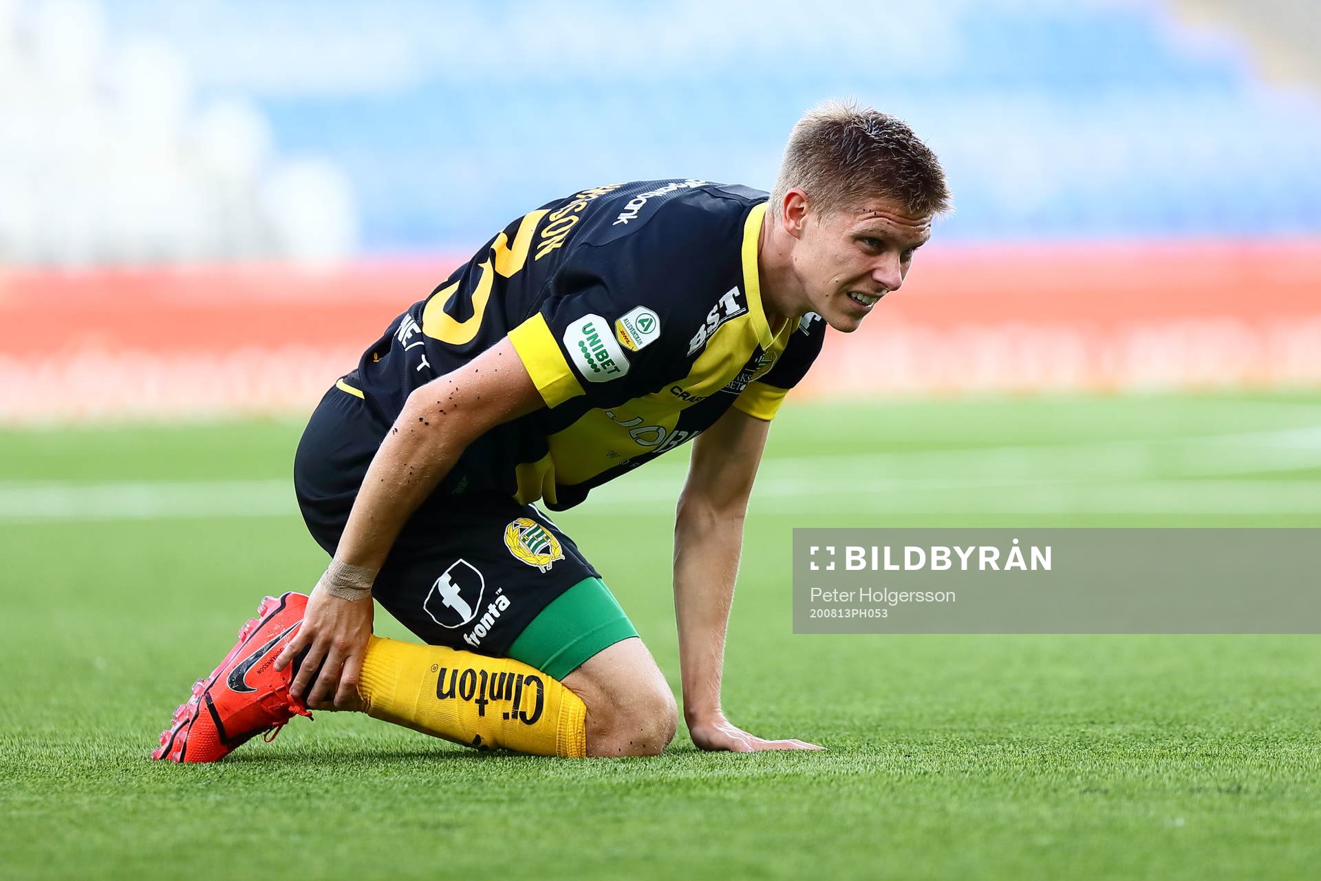 Hammarbys Aron Johansson tar sig för foten