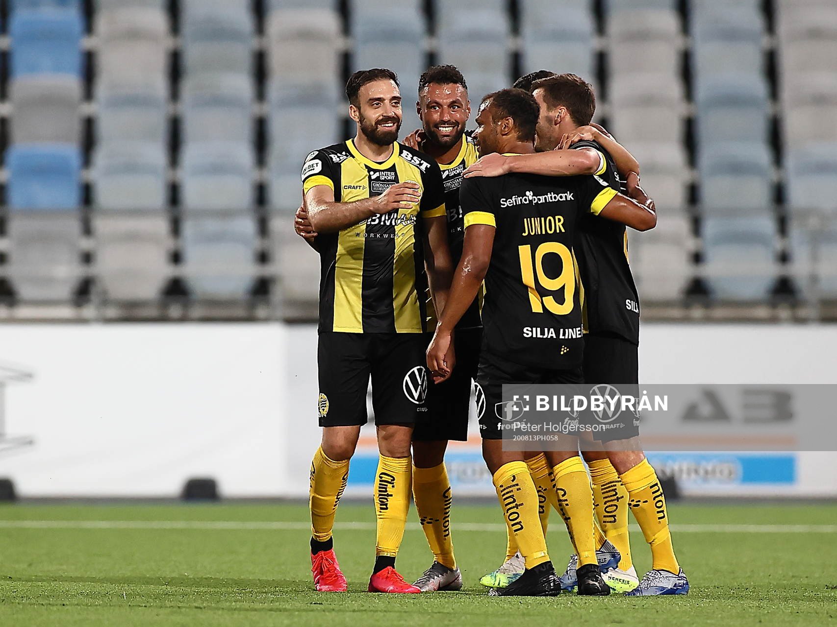 Hammarbys spelare med Abdul Khalili och Imad Khalili jublar