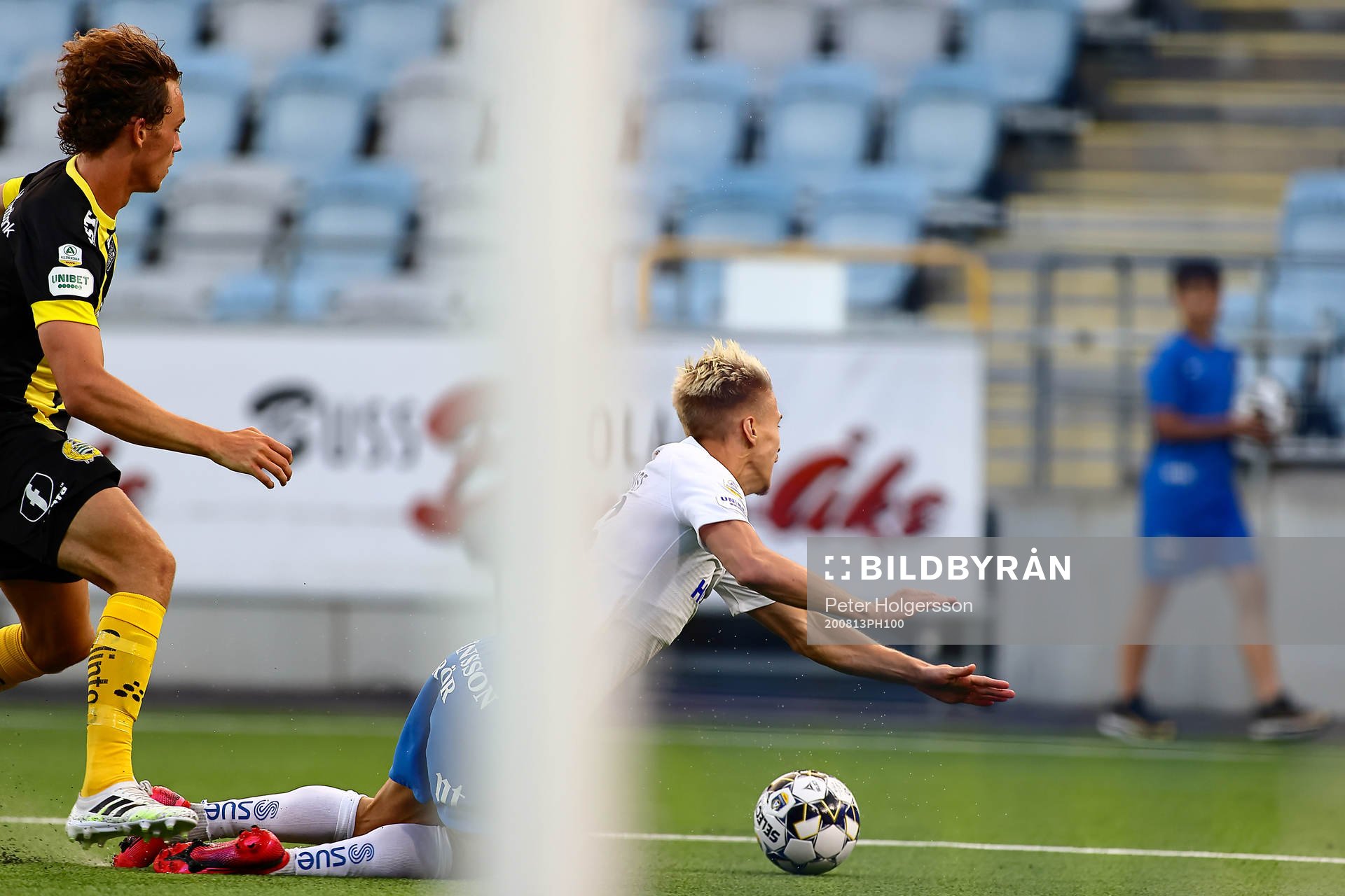 Hammarbys Kalle Björklund fäller IFK Norrköpings Pontus