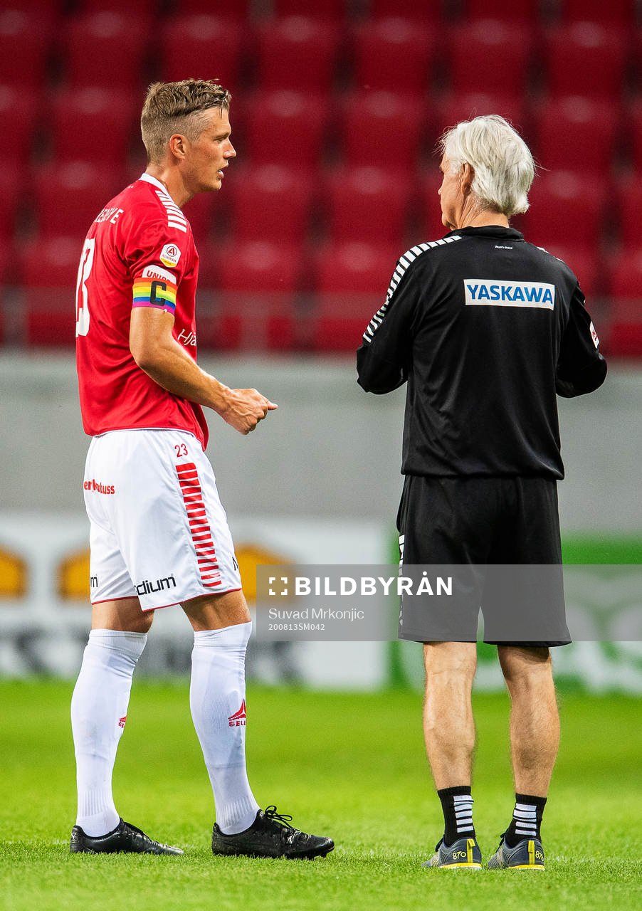 Kalmars tränare Nanne Bergstrand diskuterar med Viktor Elm