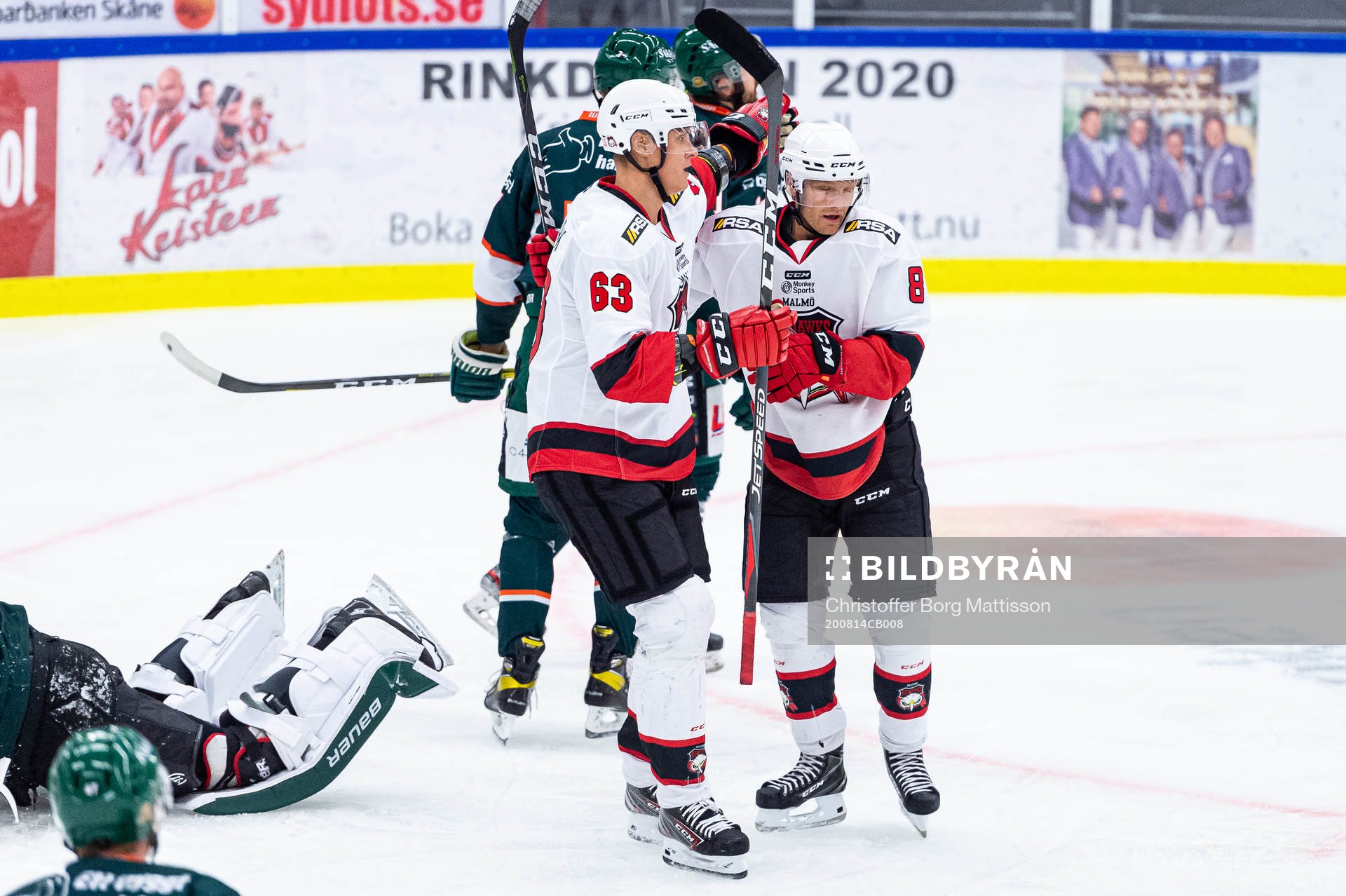 Malmö Redhawks Fredrik Händemark och Johan Olofsson jublar