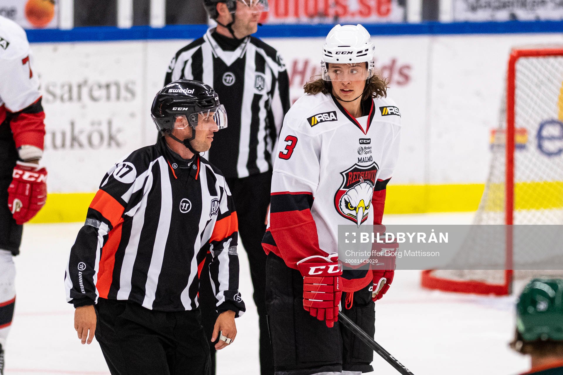 Malmö Redhawks Malte Setkov i samtal med domare Patric
