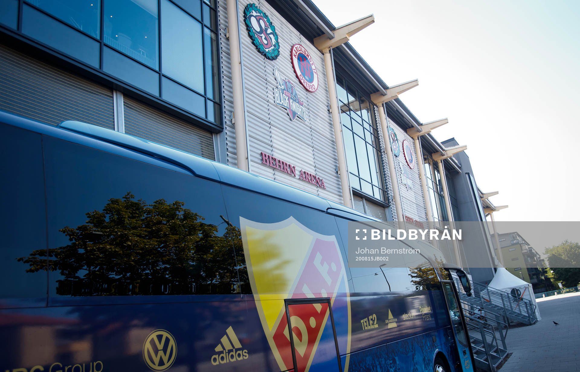 Djurgårdens spelarbuss utanför Behrn Arena