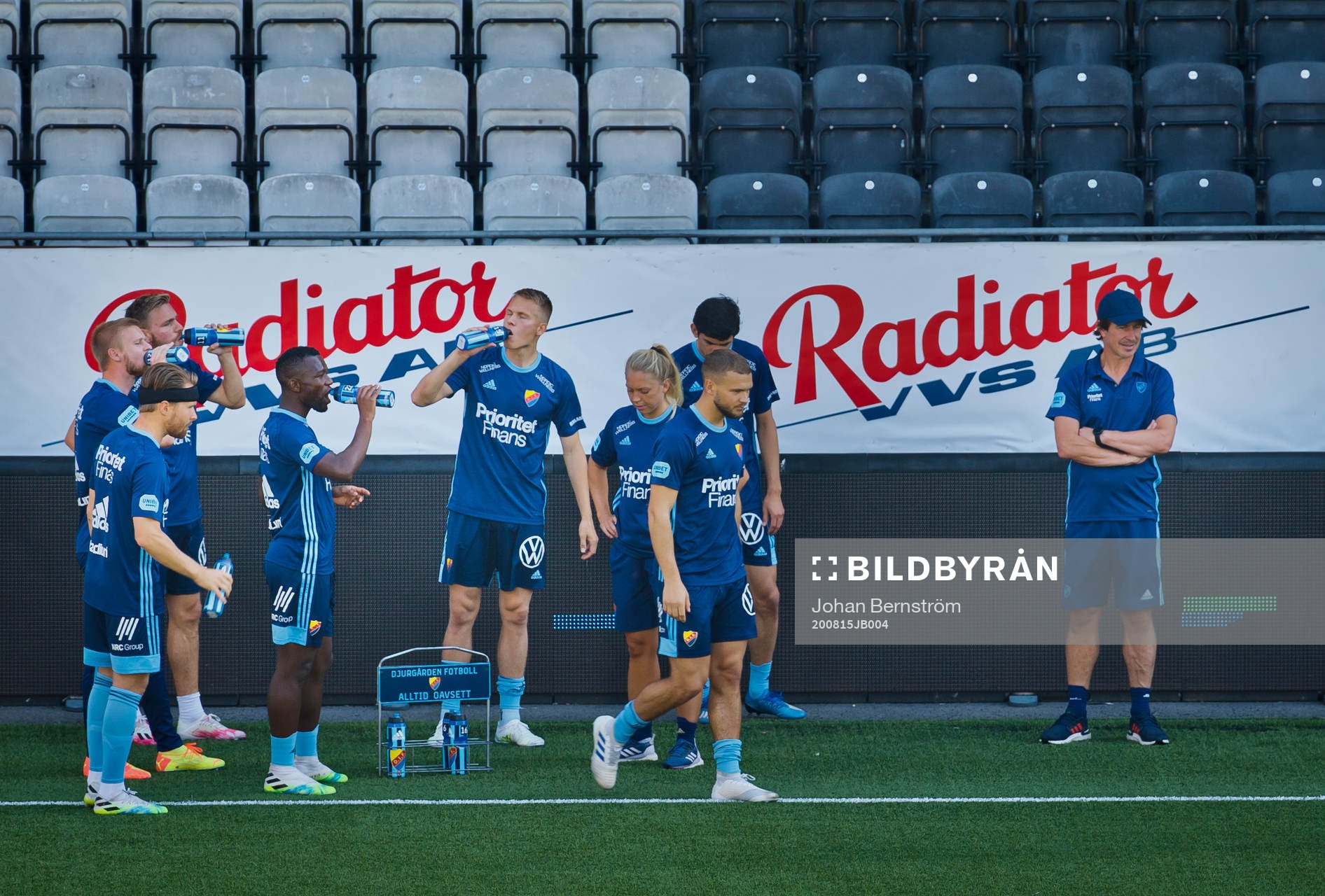 Djurgårdens spelare dricker vatten i skuggan