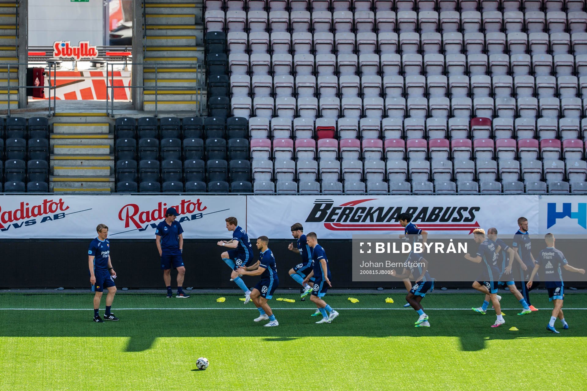 Djurgårdens spelare värmer upp i skuggan