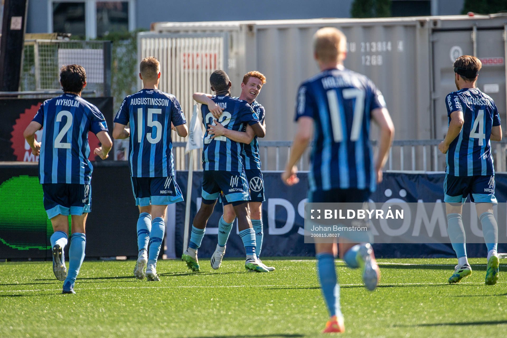 Djurgårdens Emmanuel Banda jublar med Aslak Witry