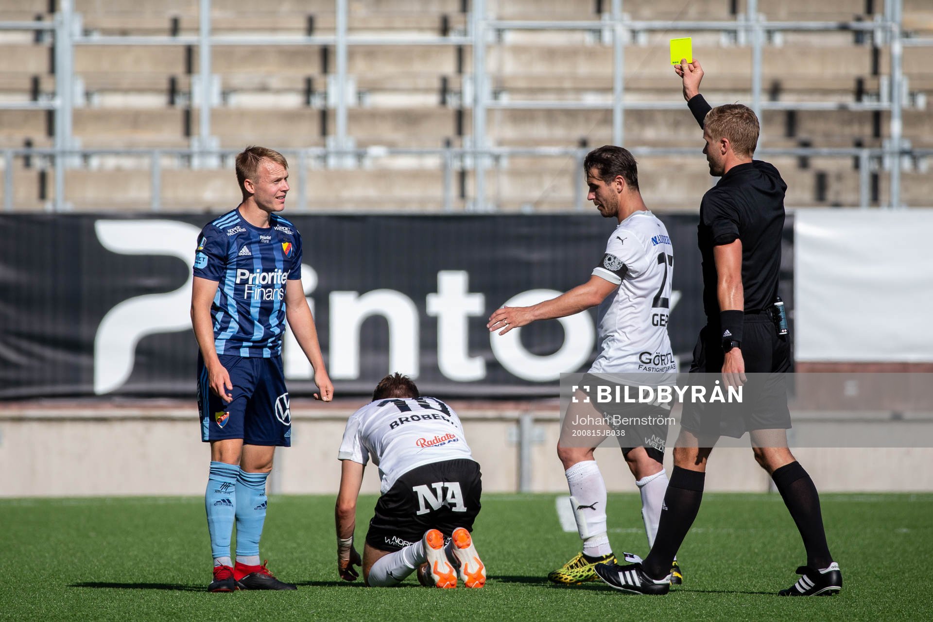 Djurgårdens Elliot Käck får gult kort