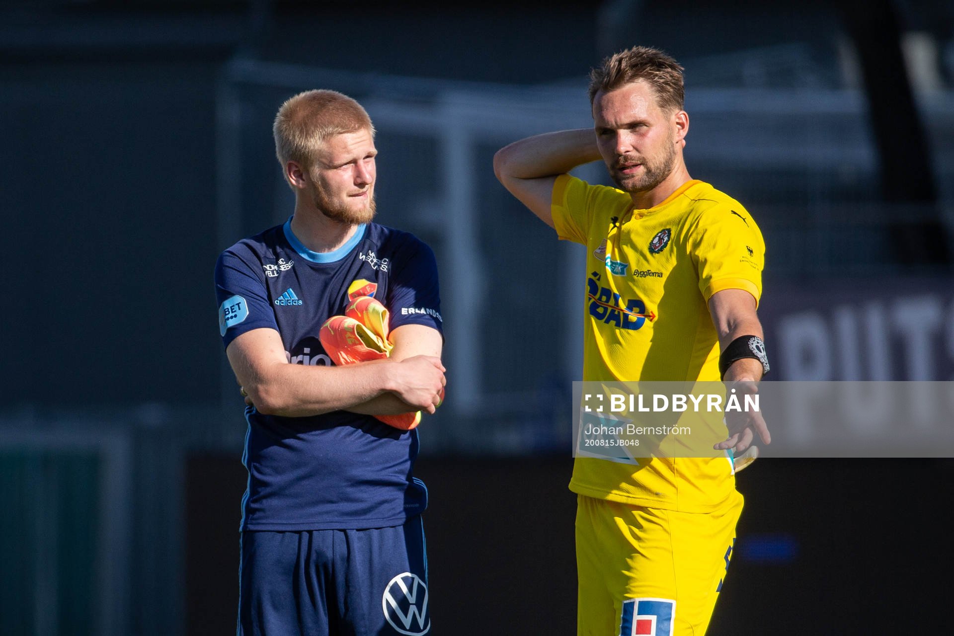 Djurgårdens Kalle Holmberg och Örebros målvakt Oscar