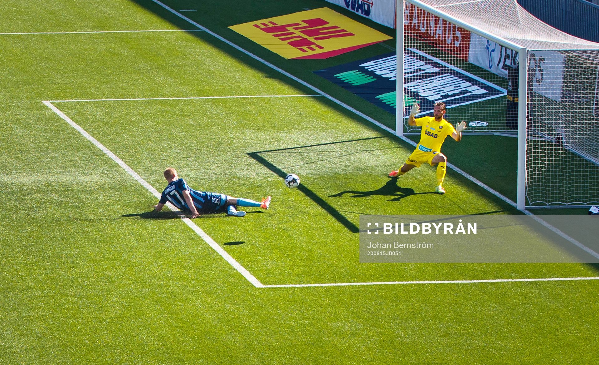 Djurgårdens Kalle Holmberg och Örebros målvakt Oscar