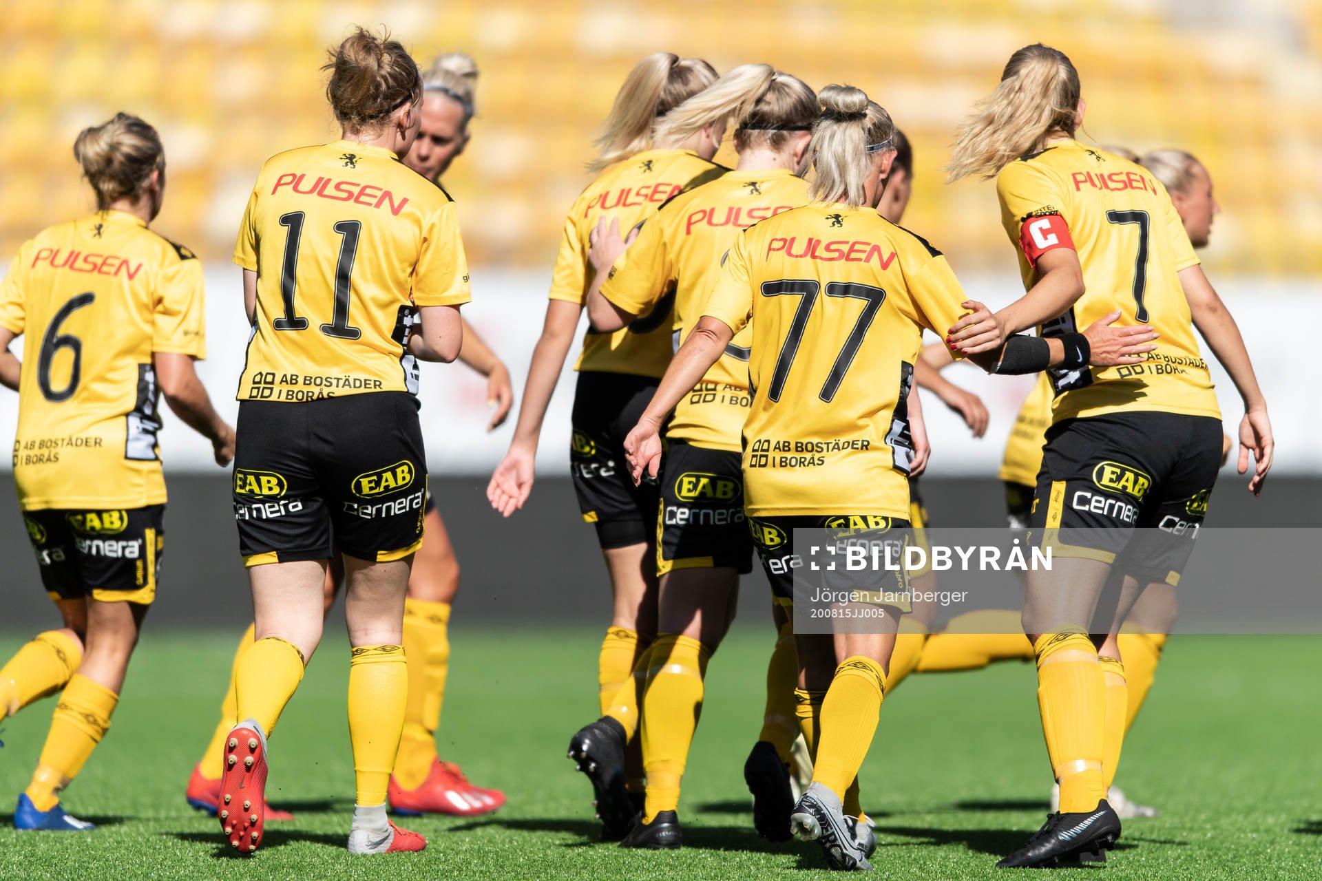 Elfsborgs spelare jublar efter att Cornelia Andersson (skymd) gjort 1-0 under fotbollsmatchen i Division 4 Dam mellan Elfsborg och Öxnevalla den 15 augusti 2020 i Borås.