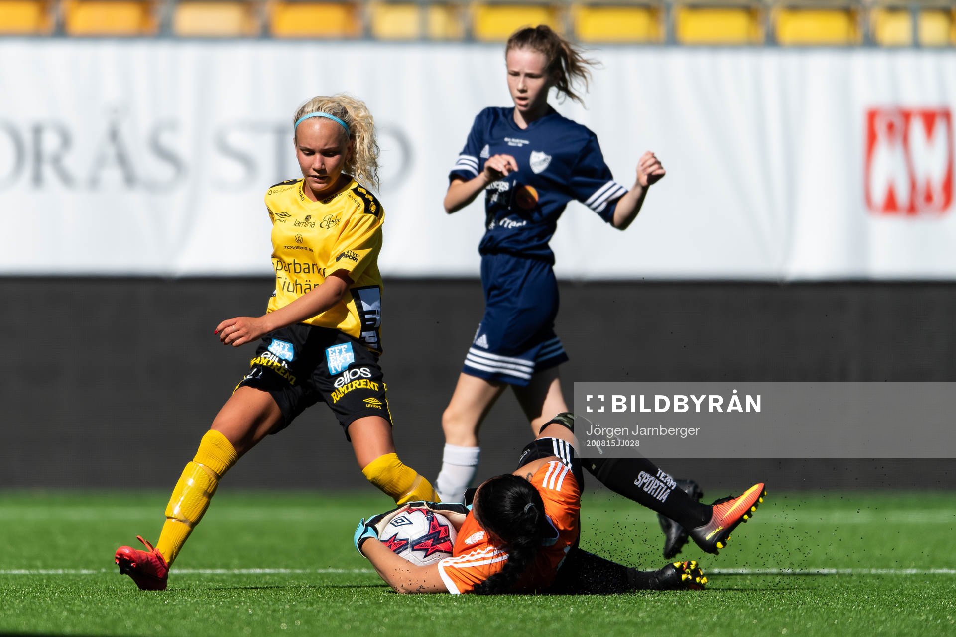 Elfsborgs Tea Skoglund och Öxnevallas målvakt Amanda