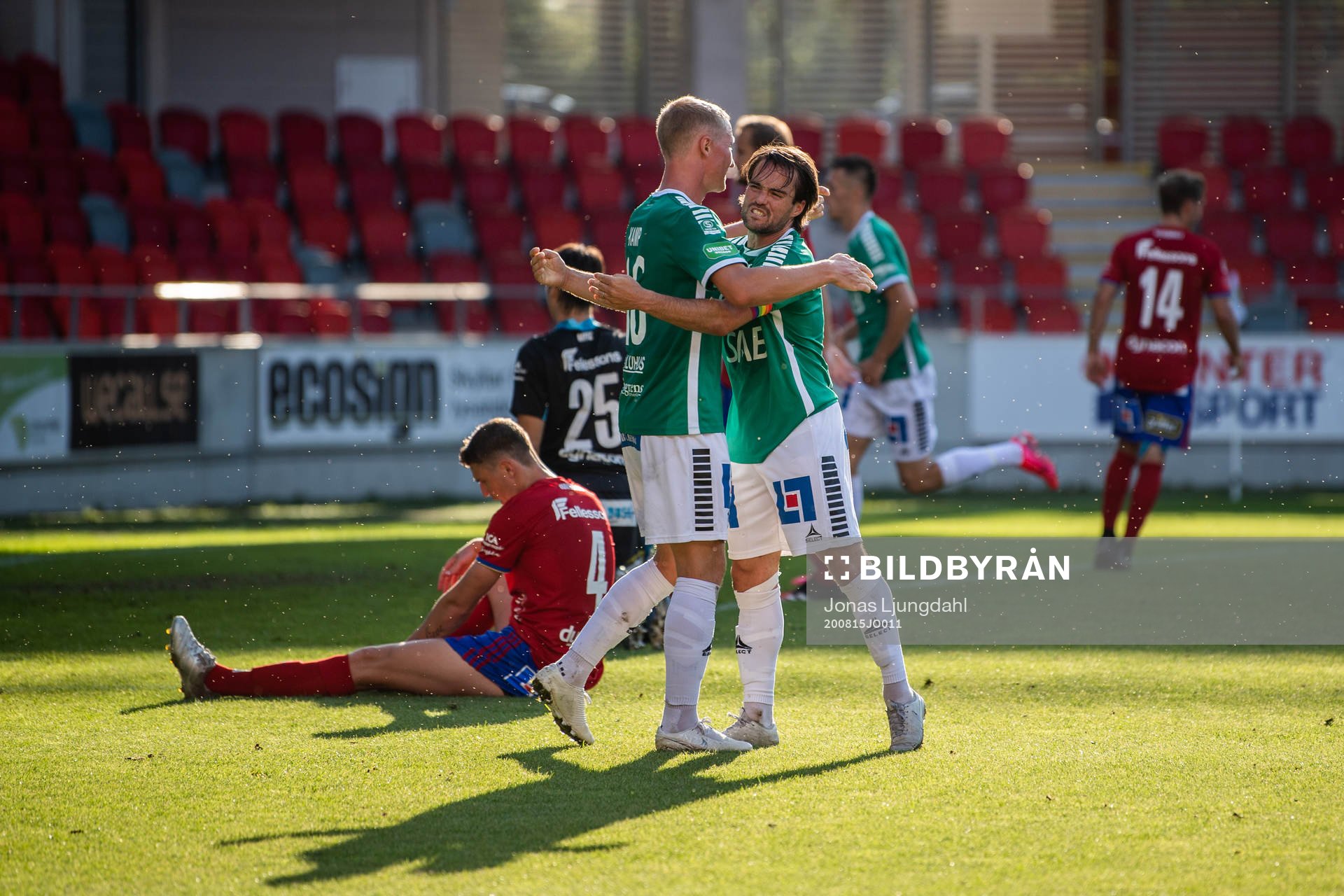 Brages André Kamp och Robbin Sellin jublar