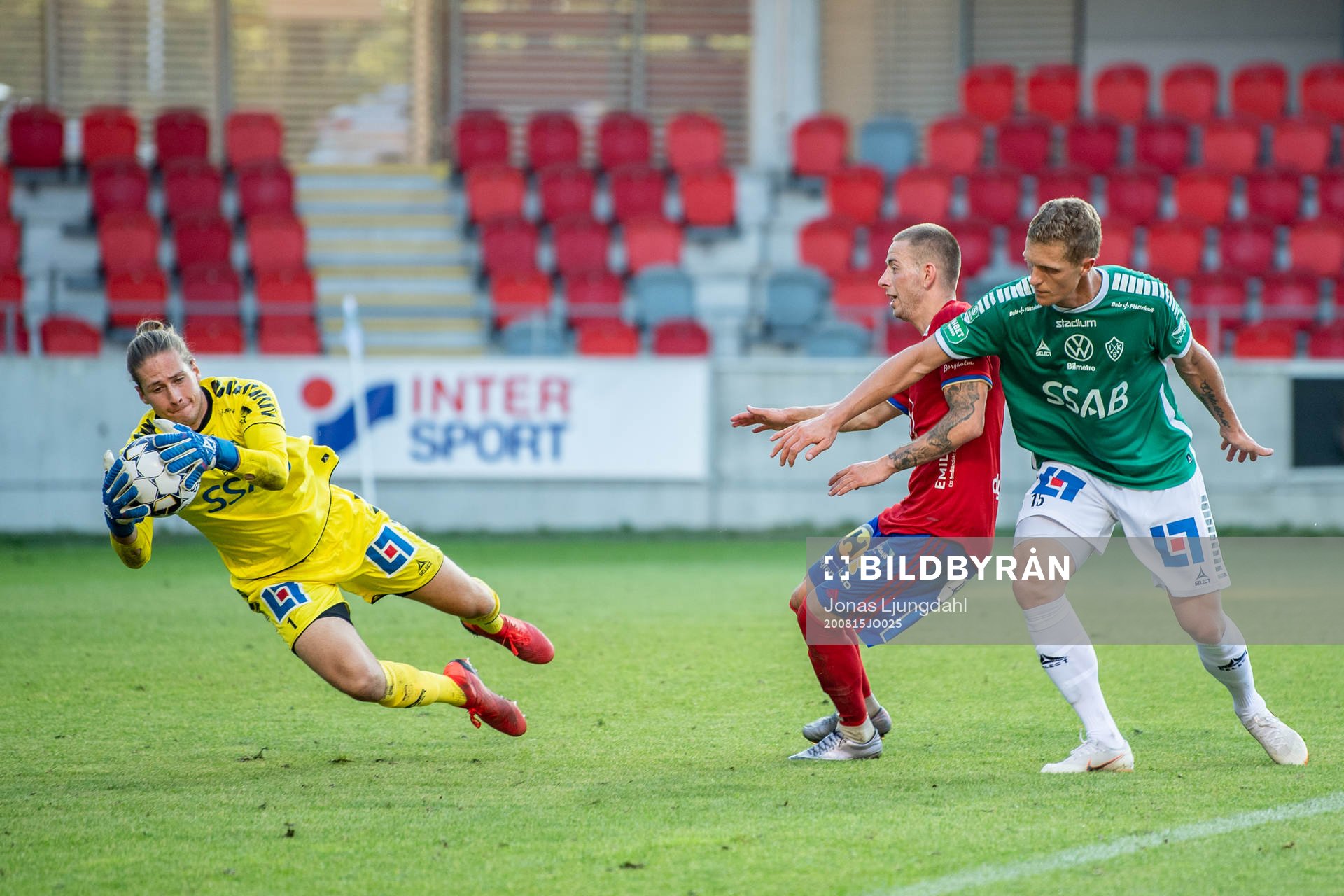 Brages målvakt Adrian Engdahl och Alexander Ekblad mot