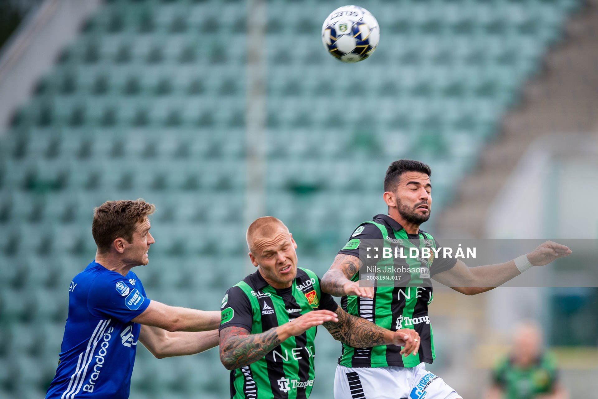 Sundsvalls David Myrestam i en duell med GAIS Jesper Brandt