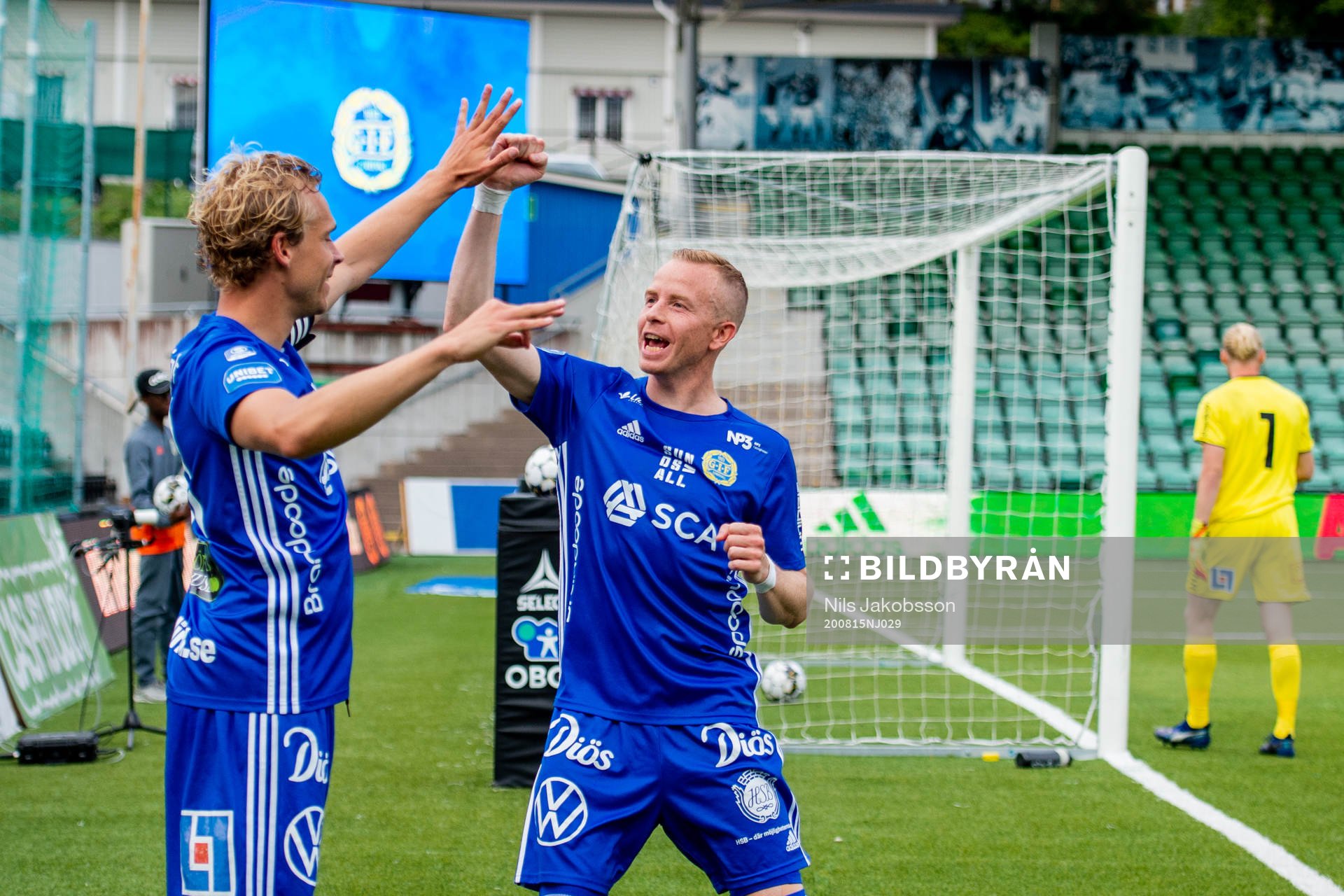 Sundsvalls Pontus Engblom och Tobias Eriksson jublar efter 2-0 under fotbollsmatchen i Superettan mellan GIF Sundsvall och GAIS den 15 augusti 2020 i Sundsvall.