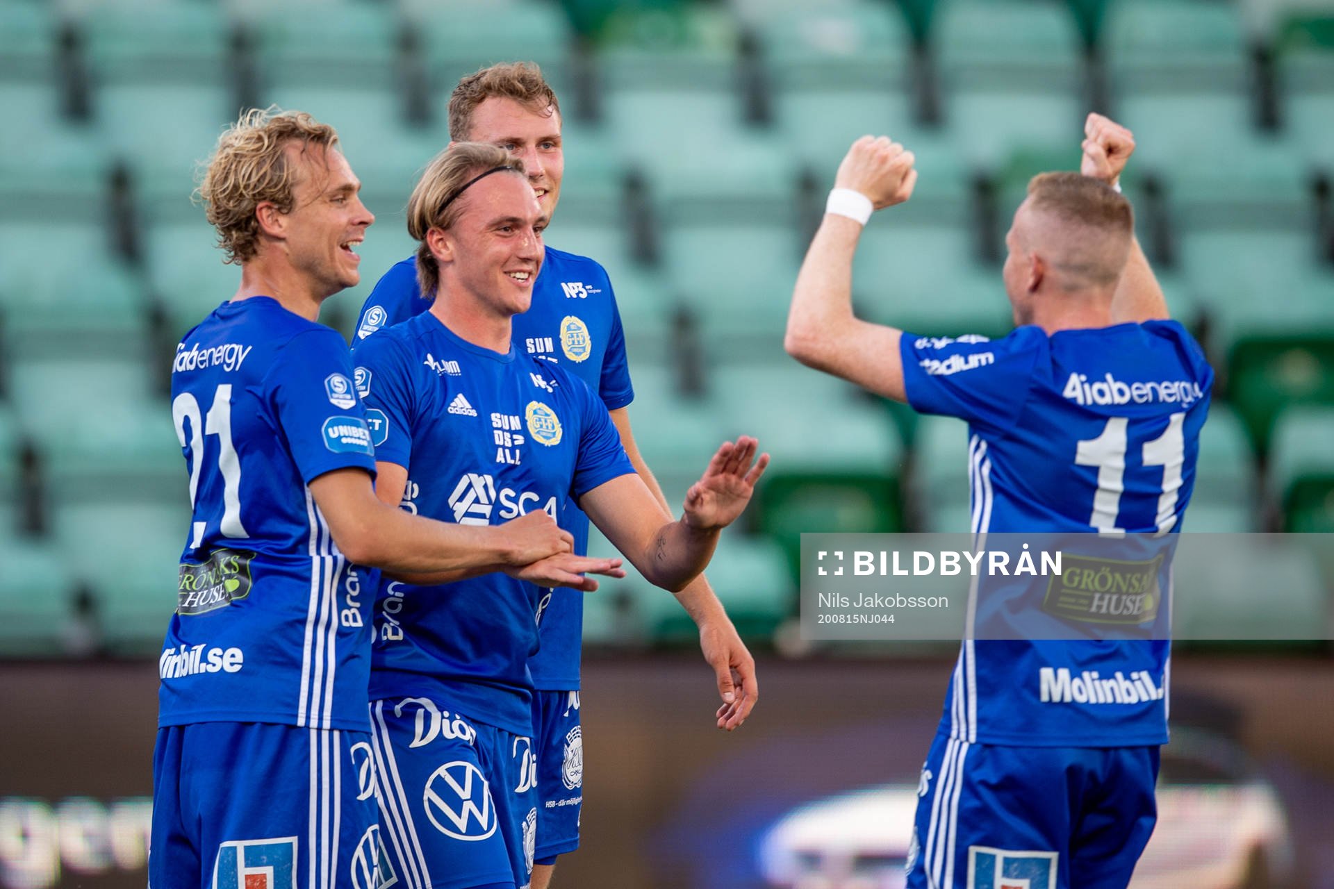 Sundsvalls Albin Ekström jublar med lagkamrater
