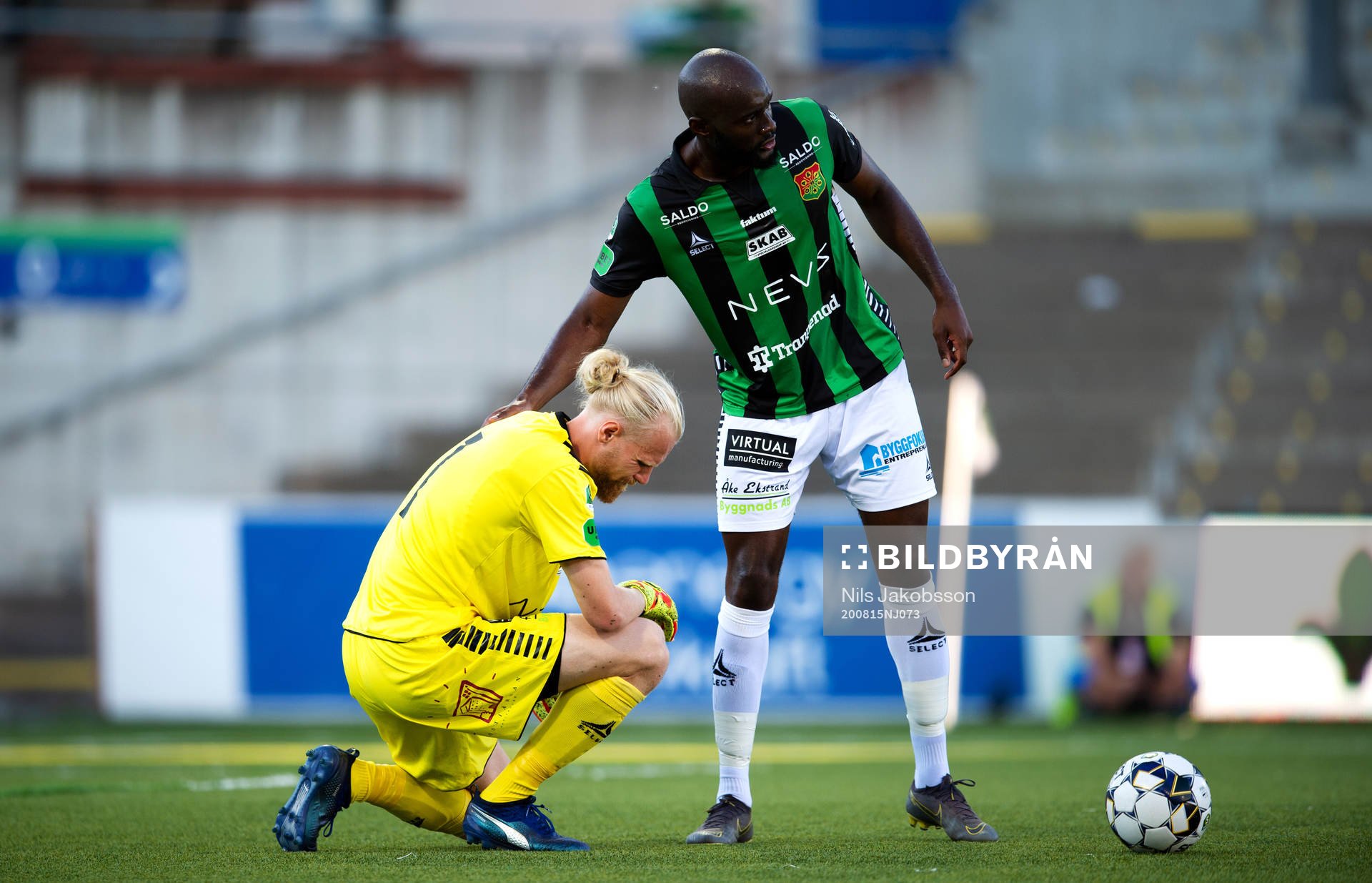GAIS målvakt Mathias Karlsson och Borins Lumbana deppar