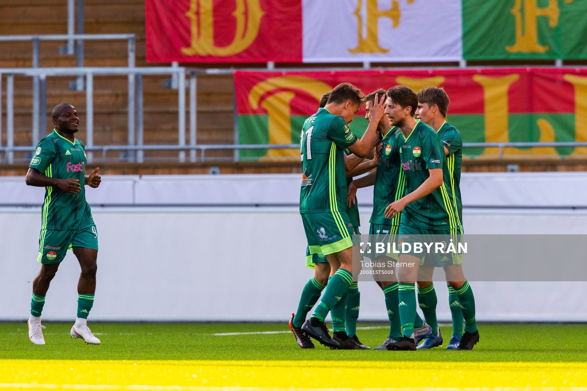 Dalkurds Patriot Sejdiu jublar med lagkamrater efter 1-1 under fotbollsmatchen i Superettan mellan Dalkurd och Halmstad den 15 augusti 2020 i Uppsala.