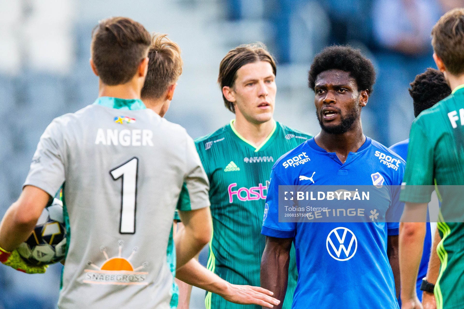 Halmstads Joseph Baffo reagerar på Dalkurds målvakt Filip
