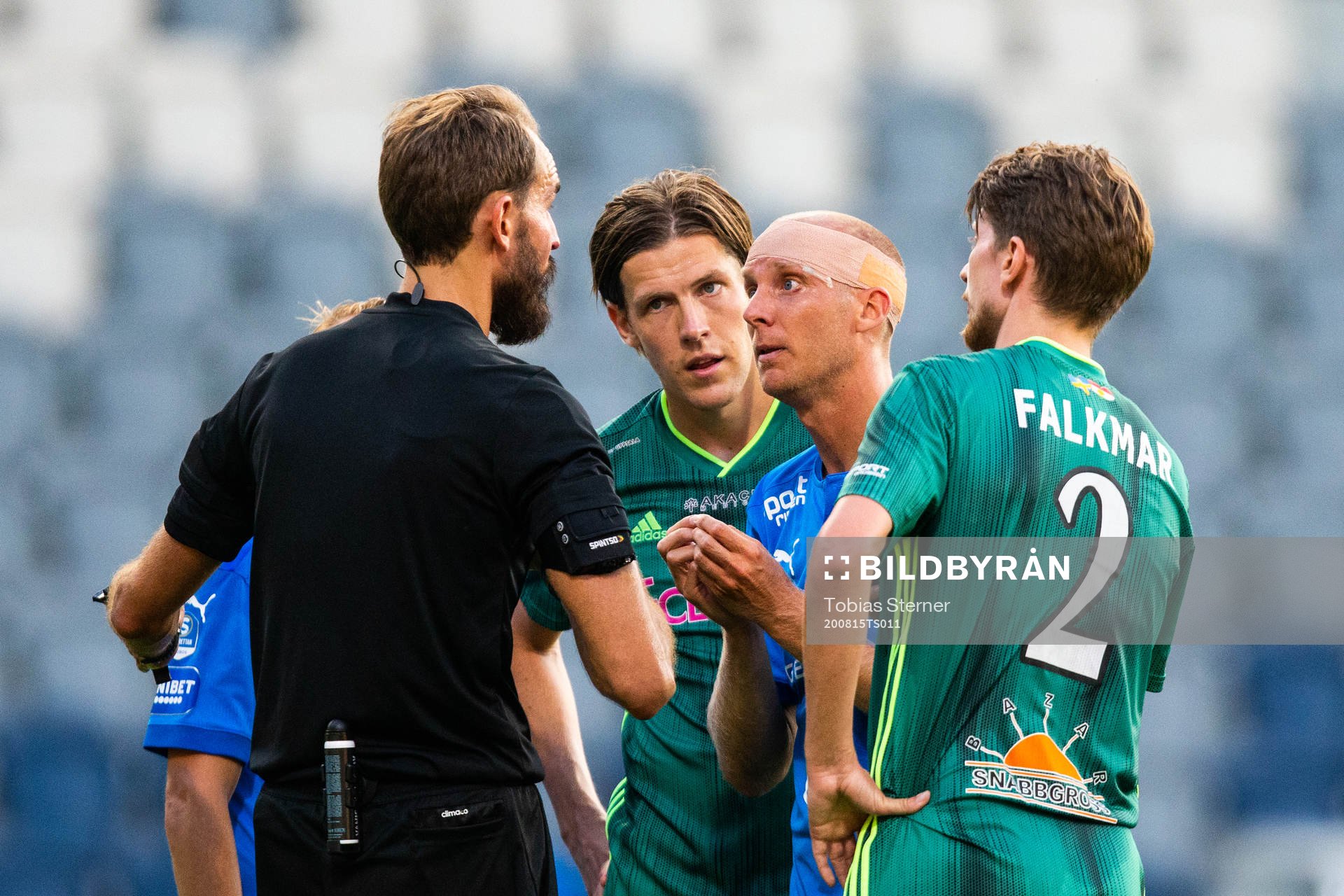 Halmstads Andreas Johansson i diskussion med domare Andreas Dufva-Johansson under fotbollsmatchen i Superettan mellan Dalkurd och Halmstad den 15 augusti 2020 i Uppsala.