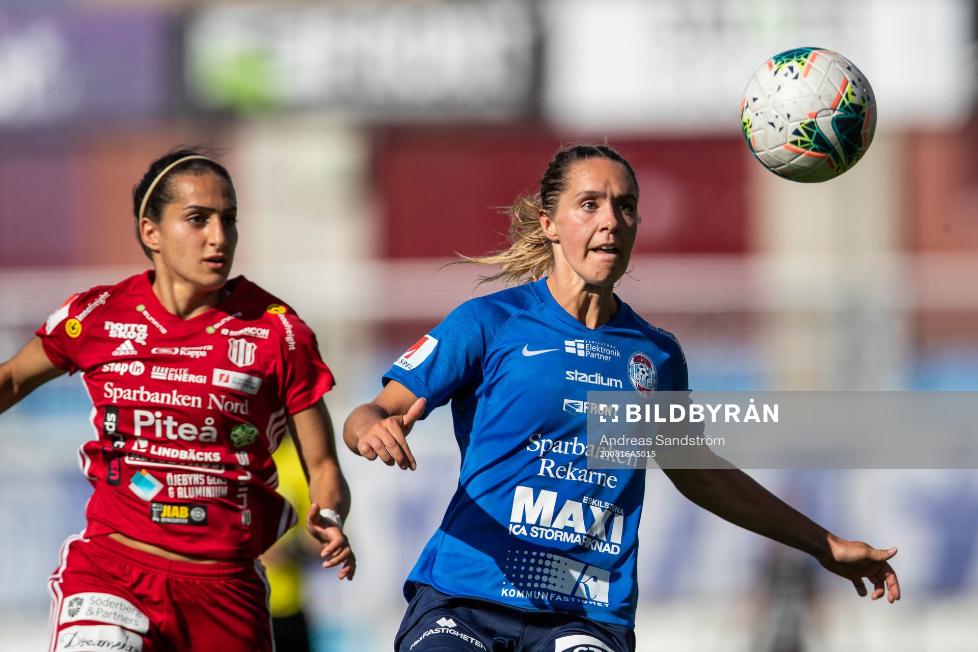 iteås Sejde Abrahamsson och Eskilstunas Felicia Rogic under fotbollsmatchen i Damallsvenskan mellan Eskilstuna United och Piteå den 16 augusti 2020 i Eskilstuna.