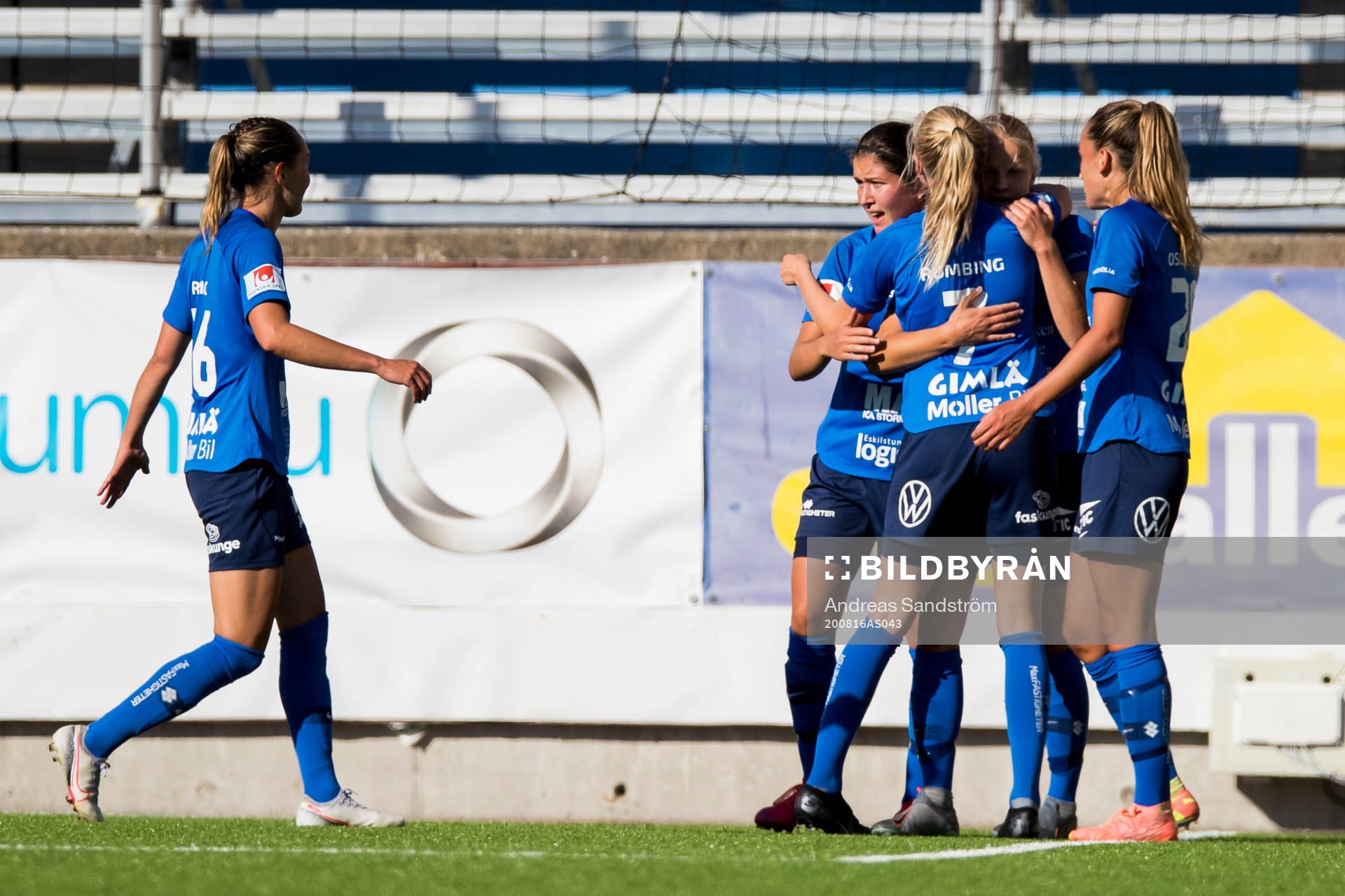 a vänster) gör 2-0 och gratuleras av lagkamrater