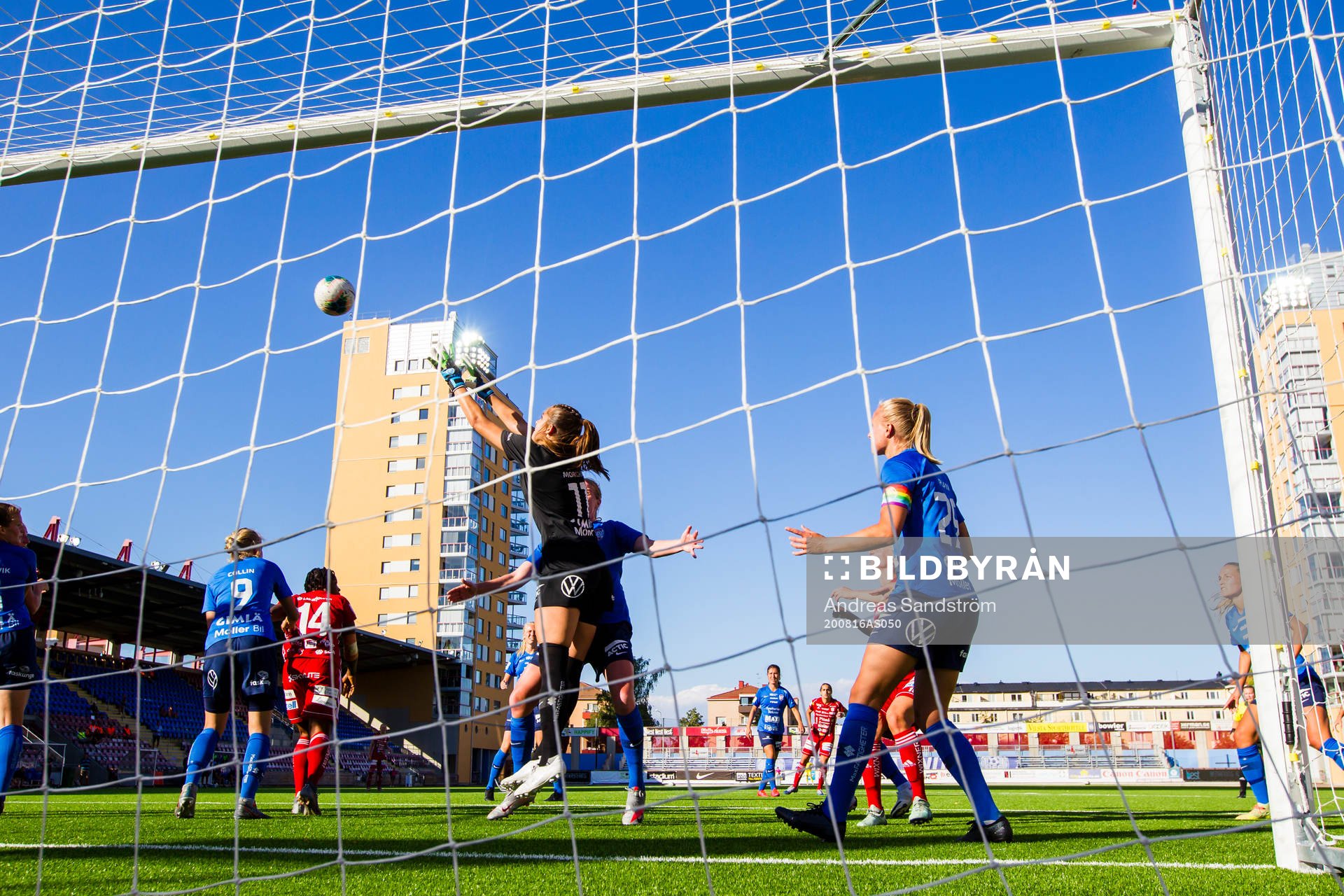 Eskilstunas målvakt Cosette Morche med en räddning under fotbollsmatchen i Damallsvenskan mellan Eskilstuna United och Piteå den 16 augusti 2020 i Eskilstuna.