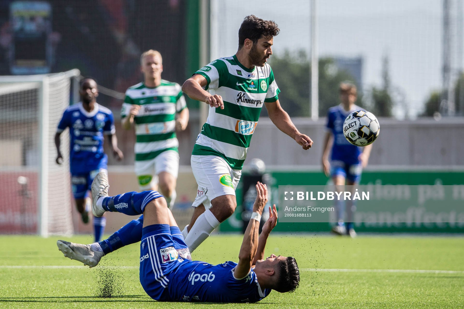 Umeås Dillan Ismail och Västerås Karwan Safari under fotbollsmatchen i Superettan mellan Västerås SK och Umeå FC den 16 augusti 2020 i Västerås.