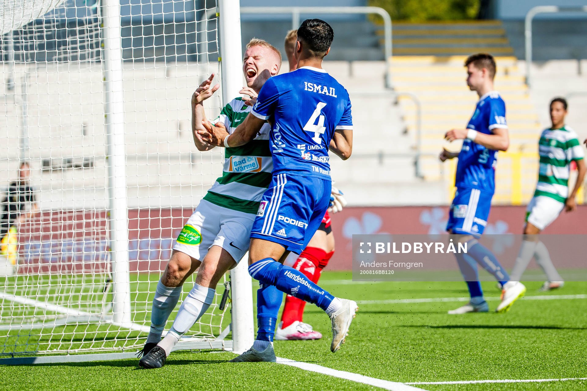 Västerås Simon Johansson och Umeås Dillan Ismail under fotbollsmatchen i Superettan mellan Västerås SK och Umeå FC den 16 augusti 2020 i Västerås.