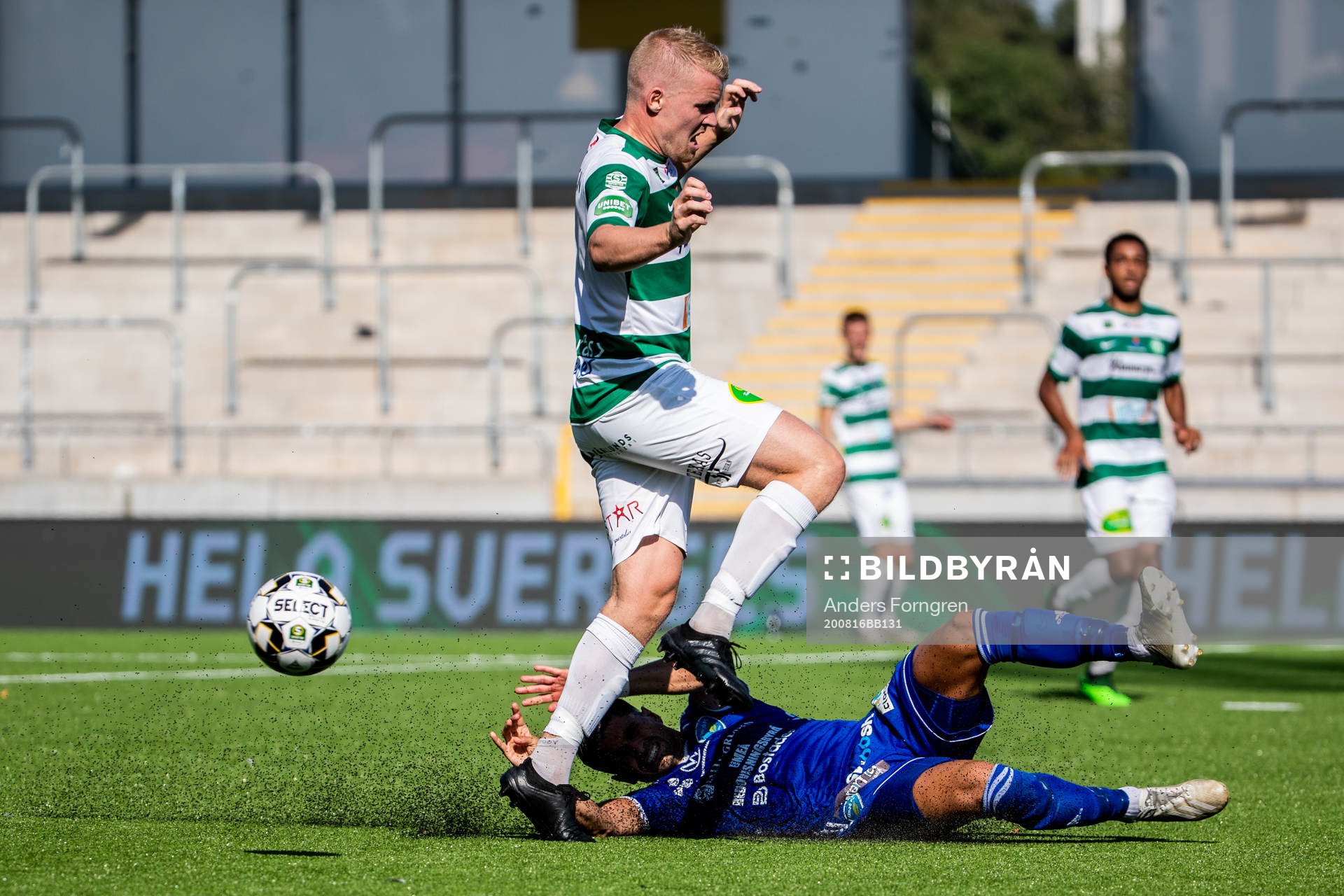 Västerås Simon Johansson och Umeås Dillan Ismail under fotbollsmatchen i Superettan mellan Västerås SK och Umeå FC den 16 augusti 2020 i Västerås.