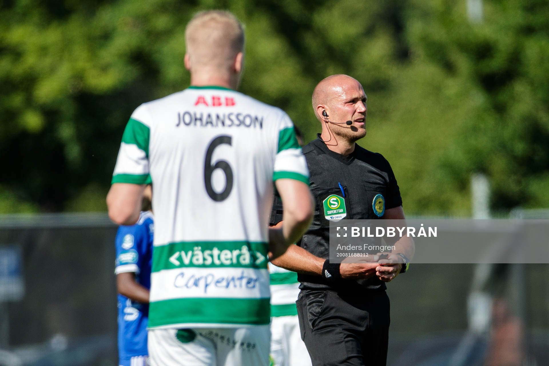domare Patrik Erikssonunder fotbollsmatchen i Superettan