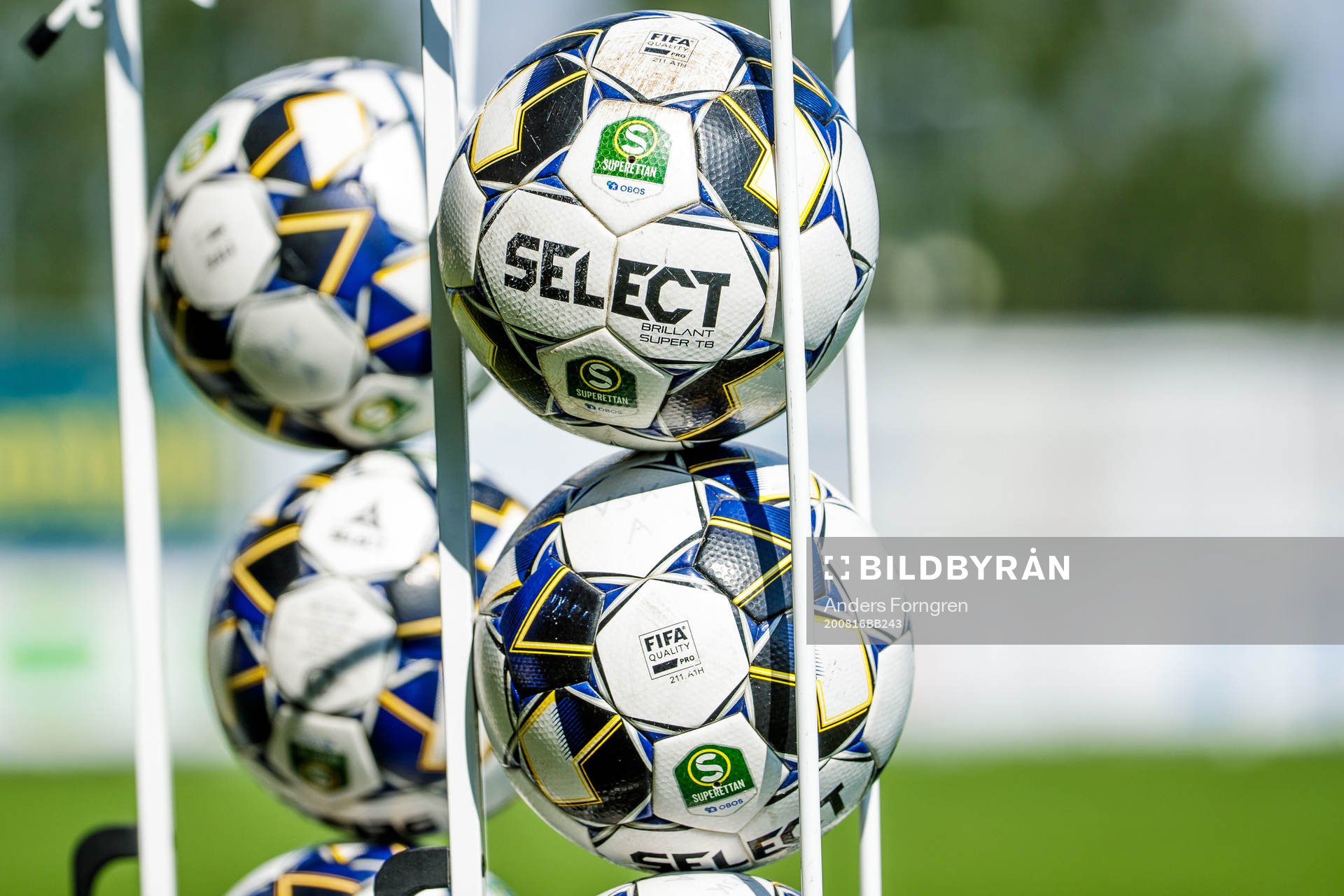 Fotbollar innan fotbollsmatchen i Superettan  mellan
