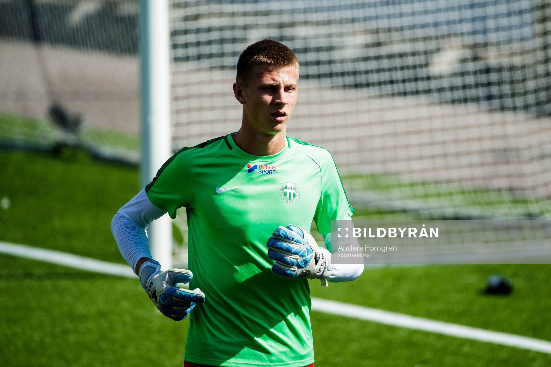 Västerås målvakt Sebastian Selin innan fotbollsmatchen i