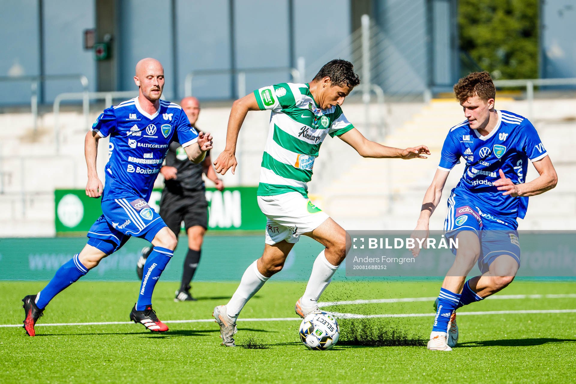 Umeås Stefan Lindmark, Västerås Ahmed Awad och Umeås Miroslav Mazur under fotbollsmatchen i Superettan  mellan Västerås SK och Umeå FC den 16 augusti 2020 i Västerås.