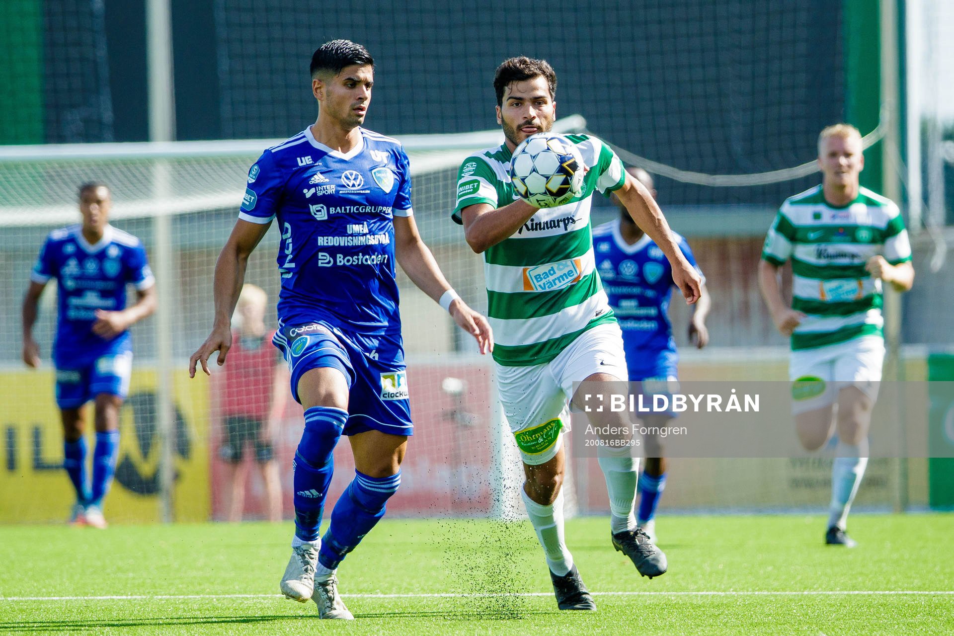 Umeås Dillan Ismail och Västerås Karwan Safari under fotbollsmatchen i Superettan mellan Västerås SK och Umeå FC den 16 augusti 2020 i Västerås.