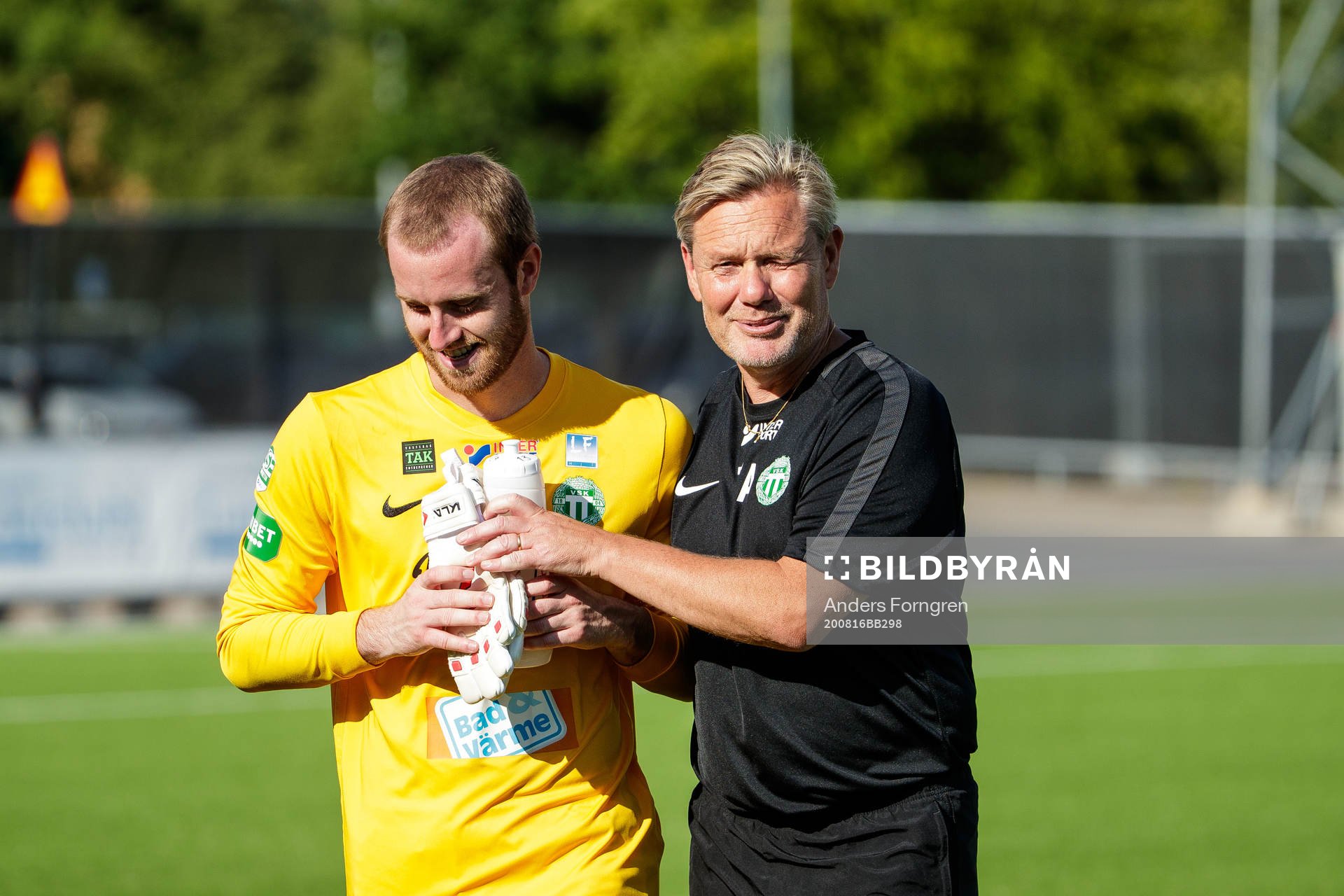 Västerås målvakt Daniel Svensson och tränare Thomas Askebrand efter fotbollsmatchen i Superettan mellan Västerås SK och Umeå FC den 16 augusti 2020 i Västerås.