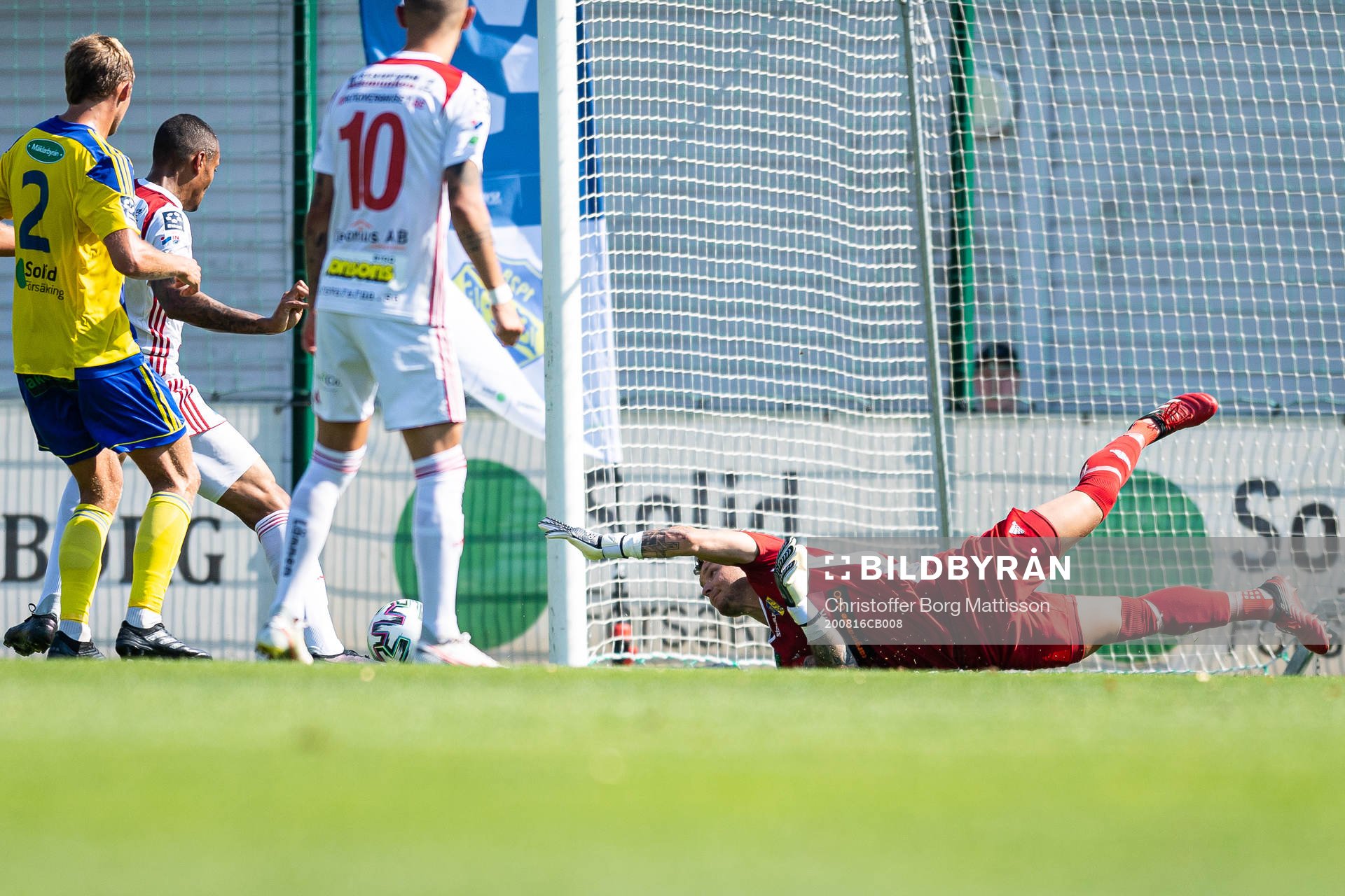 Assyriskas Simon Karlsson Adjei gör 0-2 bakom Eskilsminnes