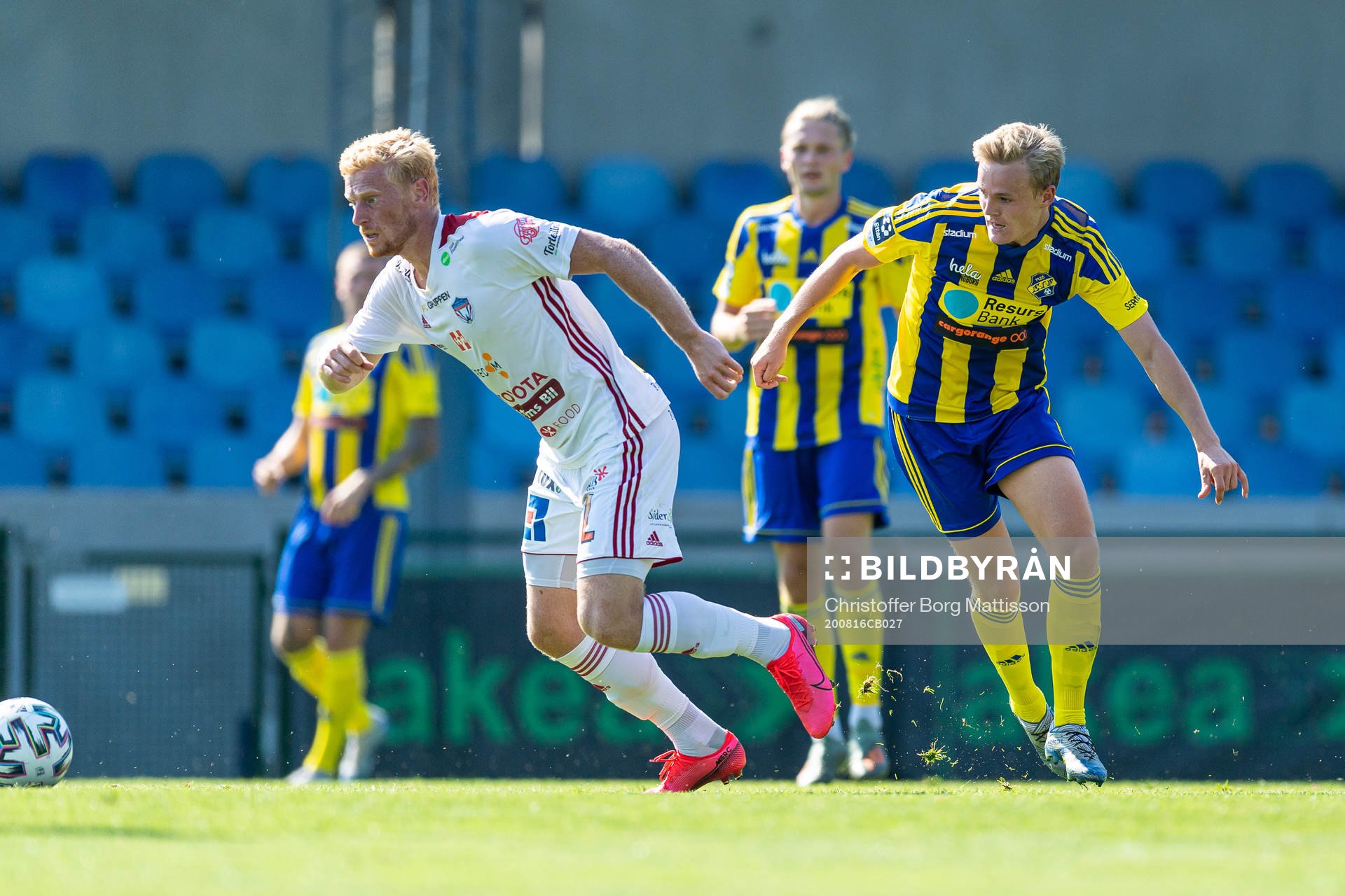 Assyriskas Simon Klänge och Eskilsminnes Filip Lundeberg