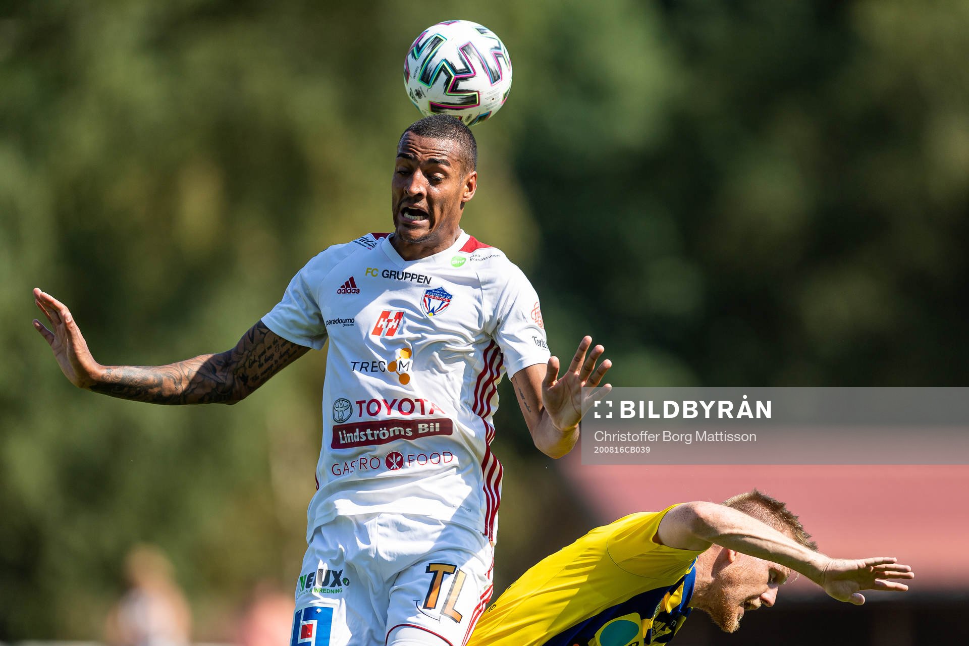 Assyriskas Simon Karlsson Adjei i nickduell med