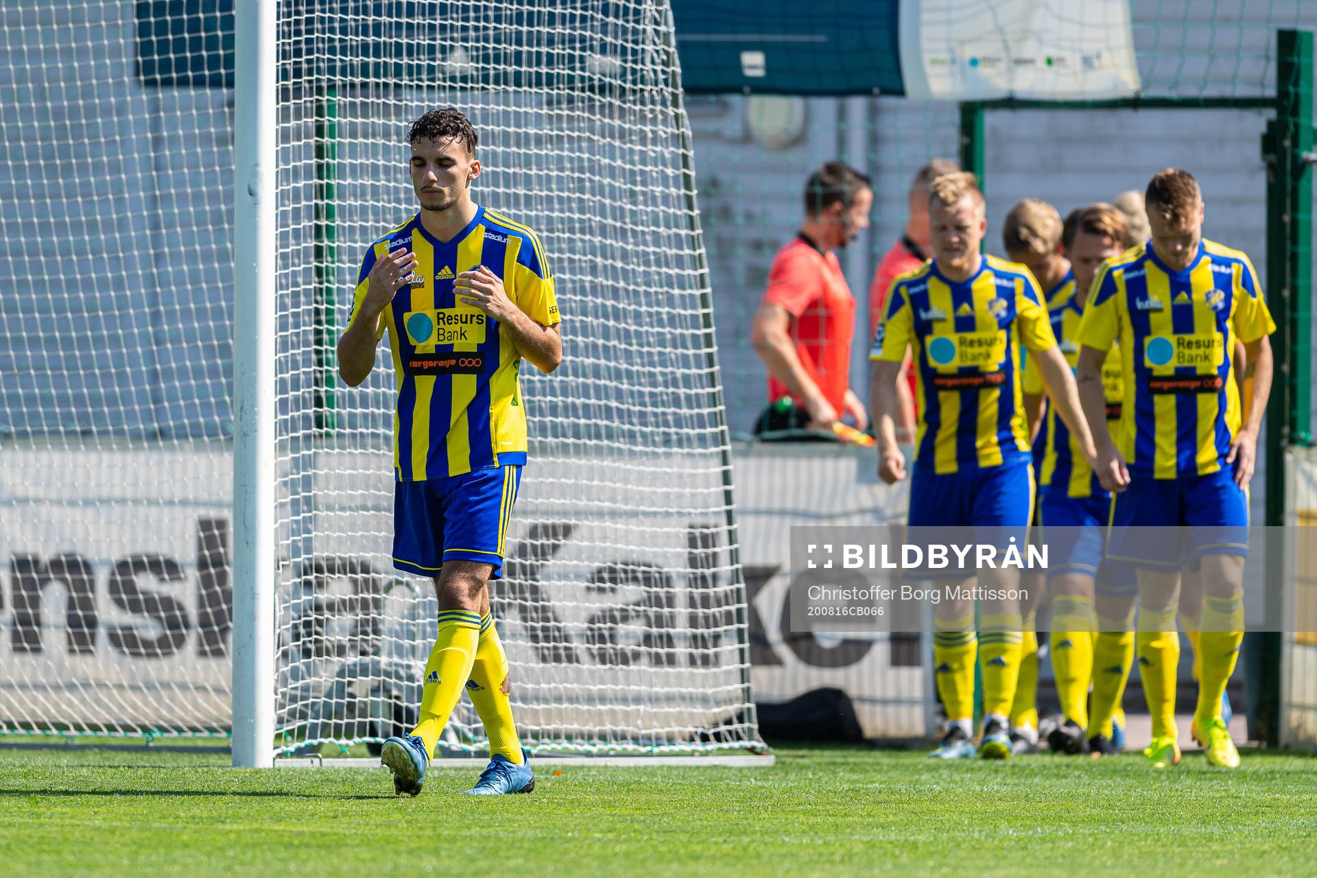 Eskilsminnes Gjenis Zeqiri gör entré till fotbollsmatchen