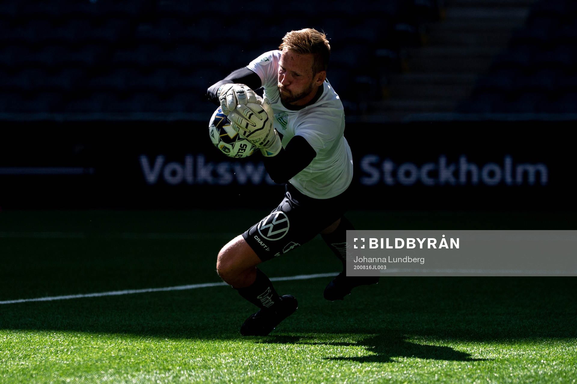 Hammarbys målvakt David Ousted värmer upp