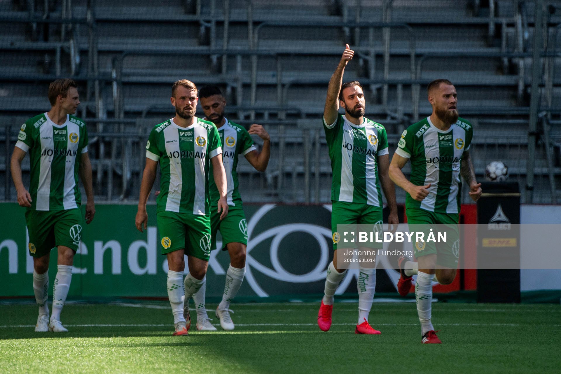 Hammarbys Imad Khalili (m) jublar med lagkamrater