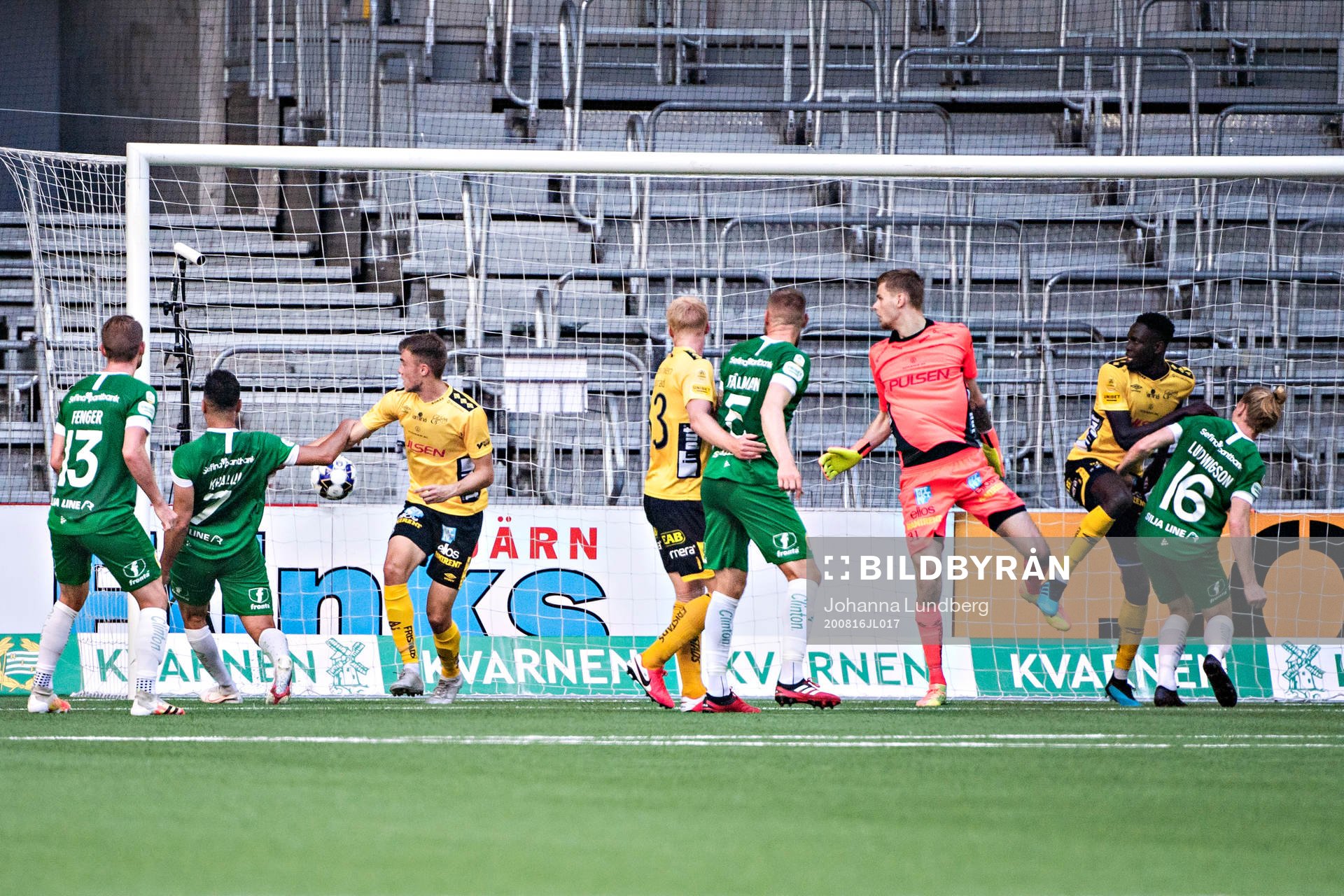 Hammarbys Imad Khalili gör 1-1 bakom Elfsborgs målvakt